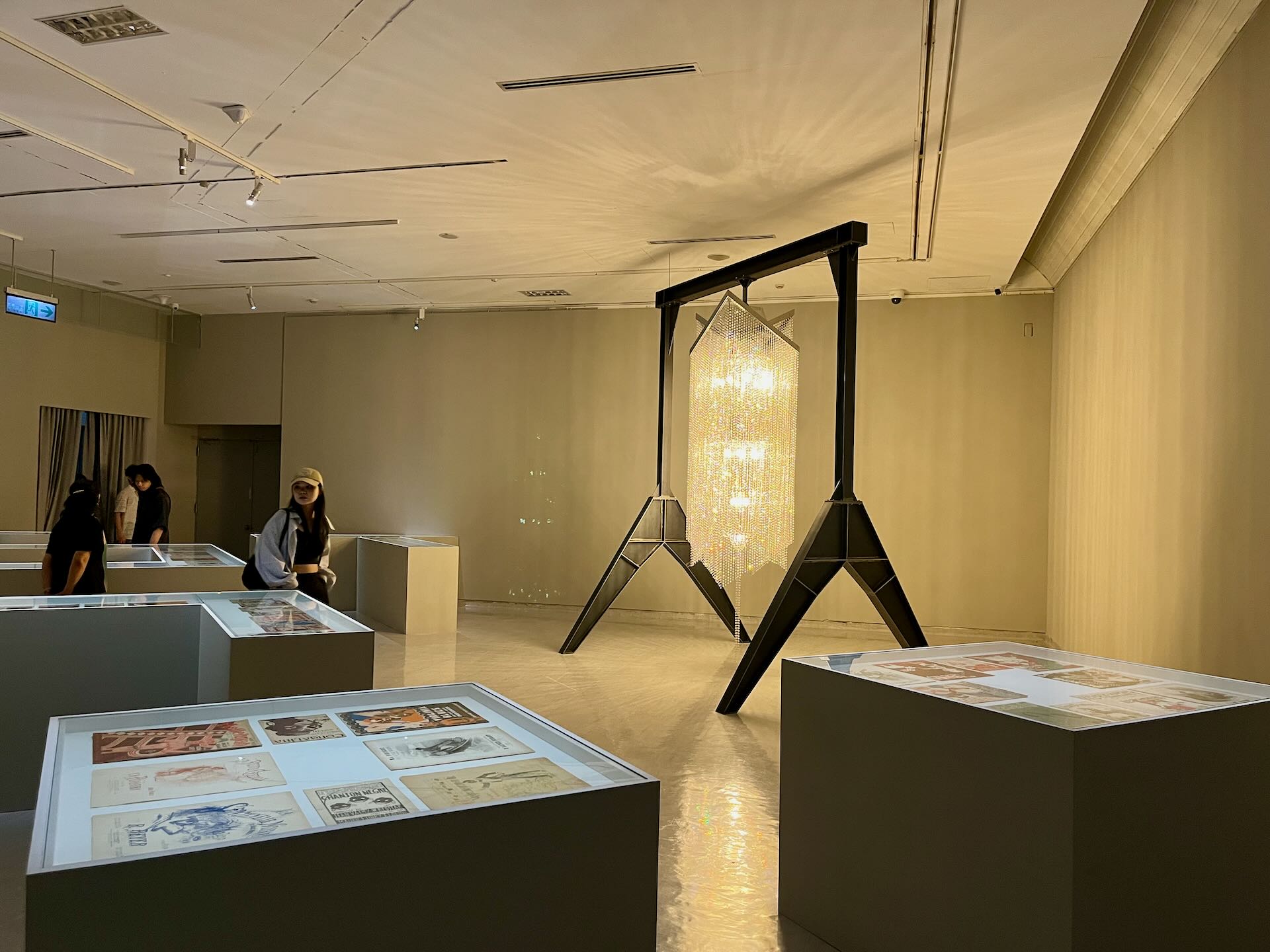 饒加恩《世界花園》在展場內懸掛一盞巨型水晶吊燈，讓西方樂譜與當代混音共構一場華麗的聲音殖民夢。攝影／陳思宇