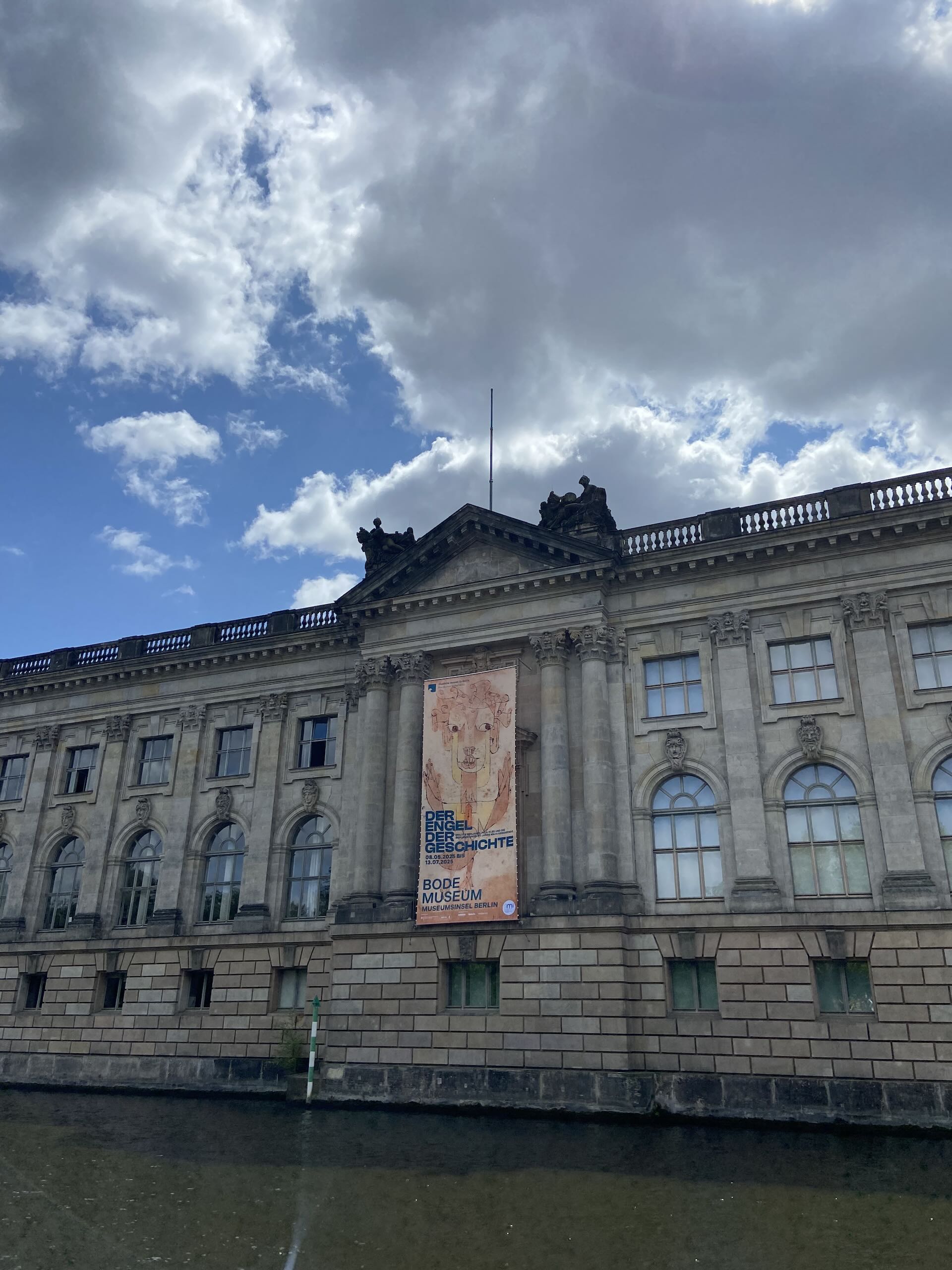 柏林博物館島上，博德博物館的側面掛著特展「歷史天使」的布條。 （攝影／吳挺嘉）