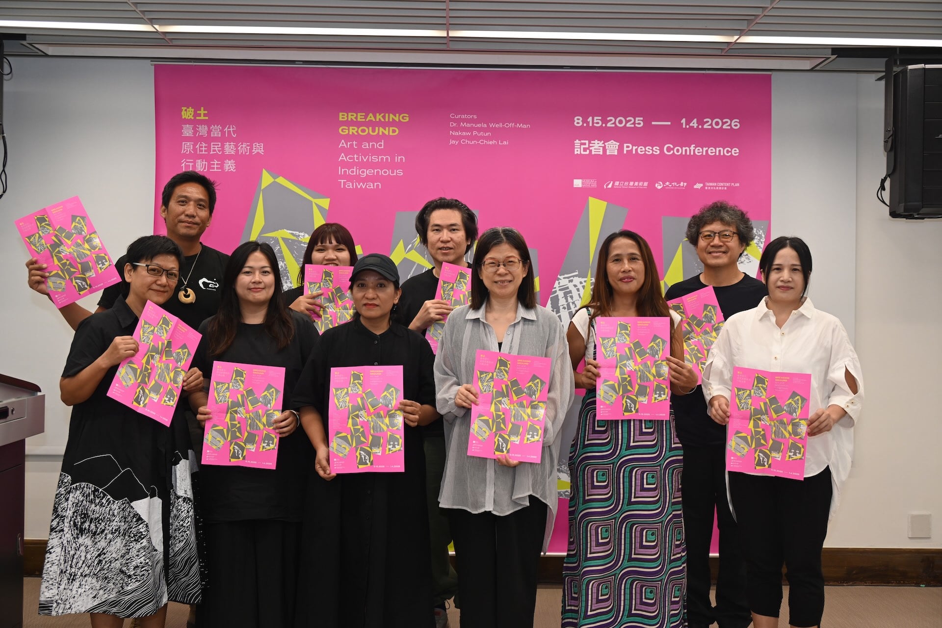 國美館長陳貺怡前排右3、策展人那高．卜沌（前排右2）、策展人賴駿杰（後排左3）及參展藝術家等人合影。（國立臺灣美術館提供）