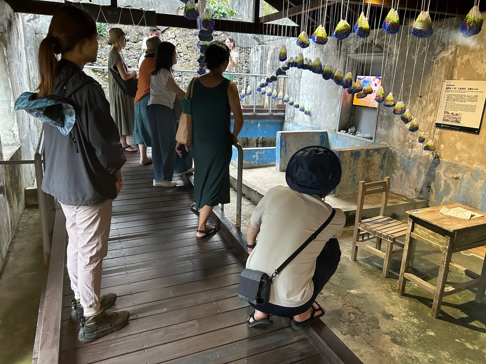 圖為2023年蔡明君於綠島人權藝術季為藝術相關科系師生與專業人士導覽展覽，除介紹作品內容，也分享策展歷程與背後的研究脈絡，激發不同族群對展覽分工與實務挑戰的深入提問。（蔡明君提供）