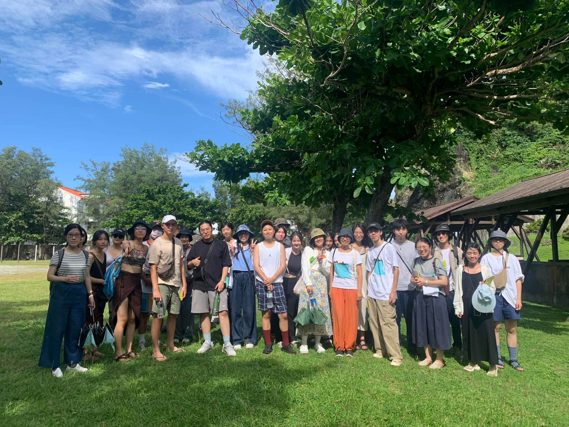 圖為蔡明君與東海大學大四美術學系學生，及其他民眾、他校學生導覽合影。美術系學生對藝術職涯的想像呈現多元樣貌，從立志成為全職創作者、積極累積實習經驗，到畢業後轉向其他領域，各有不同選擇與考量。（蔡明君提供）
