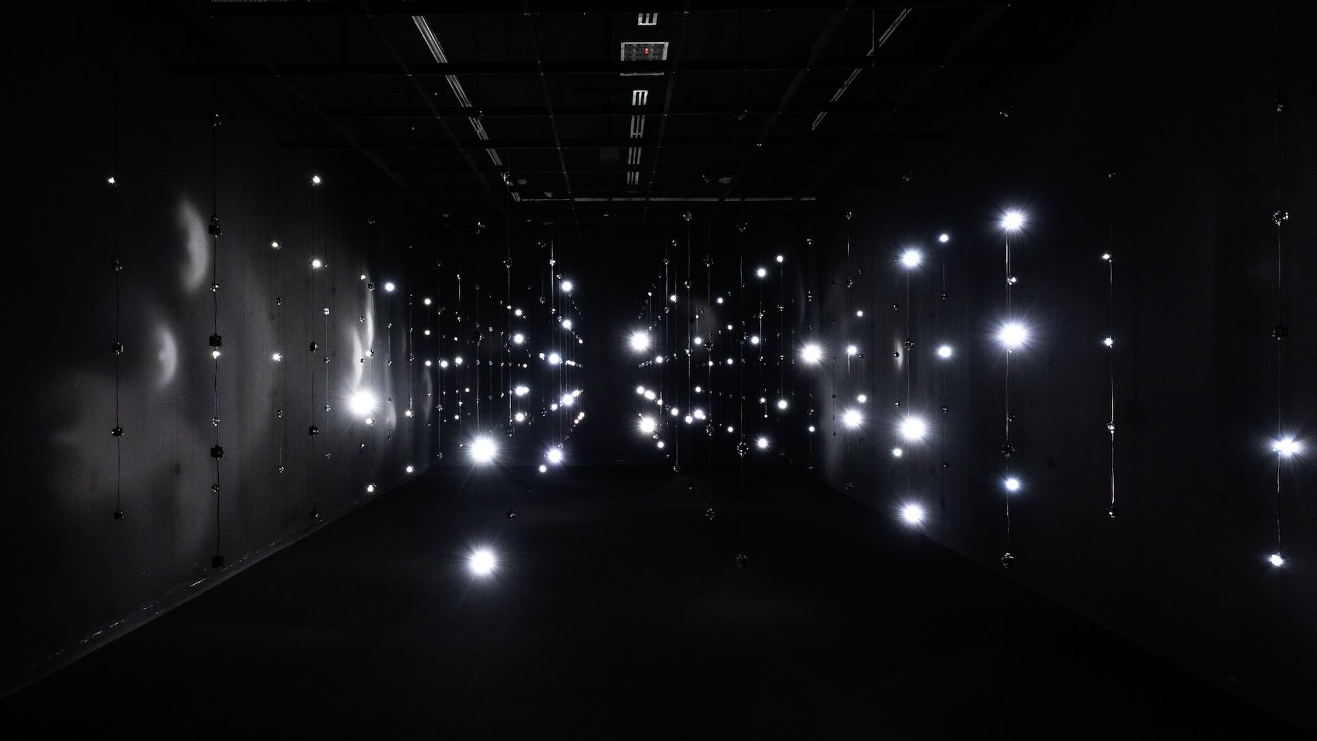 臺灣前衛聲音創作者王福瑞的《聲點》在展間中編織出數百顆喇叭與銀白色LED。國美館提供