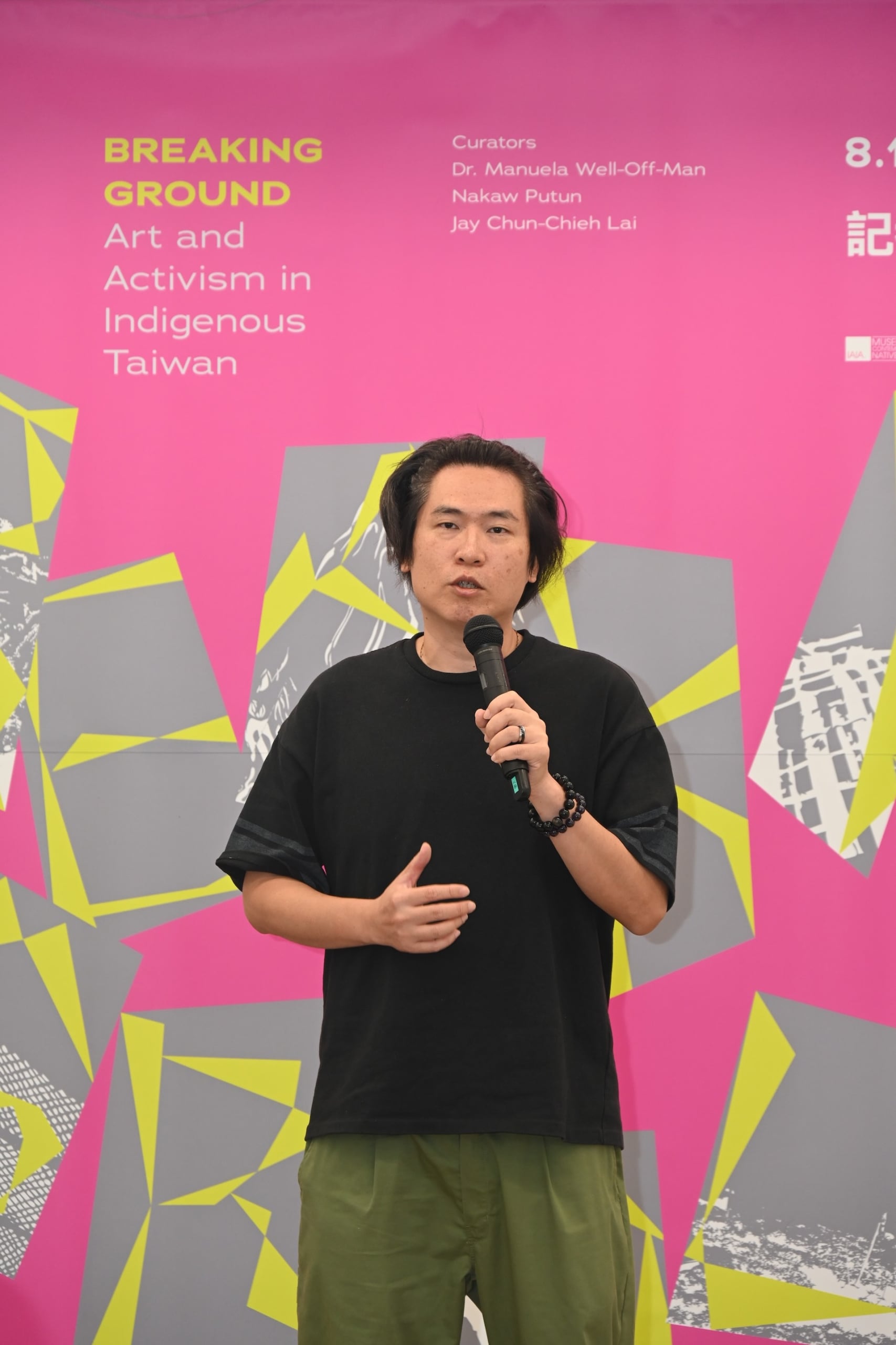 策展人賴駿杰致詞。（國立臺灣美術館提供）