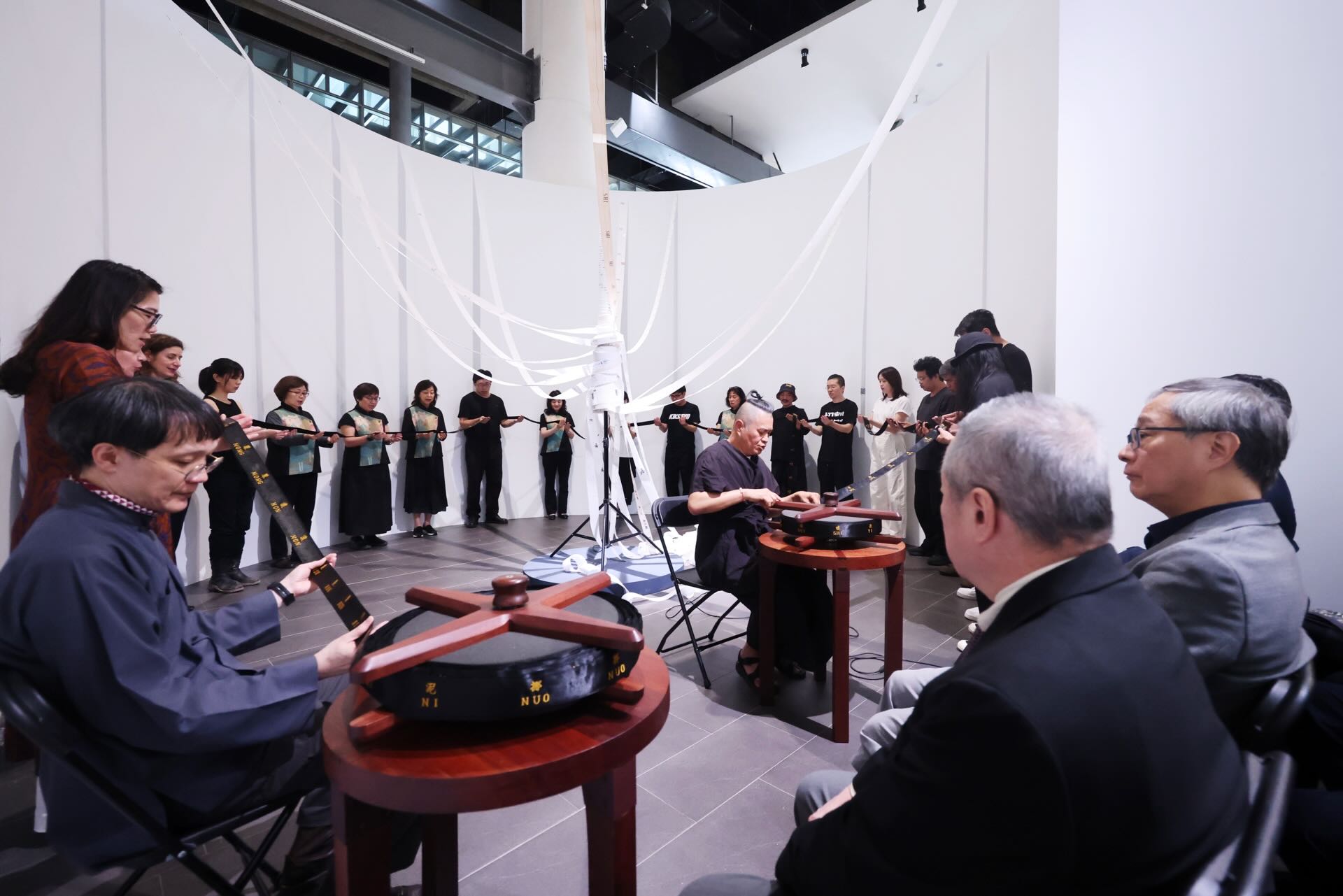圖為藝術家林其蔚（左1）帶領表演者演出其經典作品〈磁帶音樂〉為展覽揭幕。國美館提供