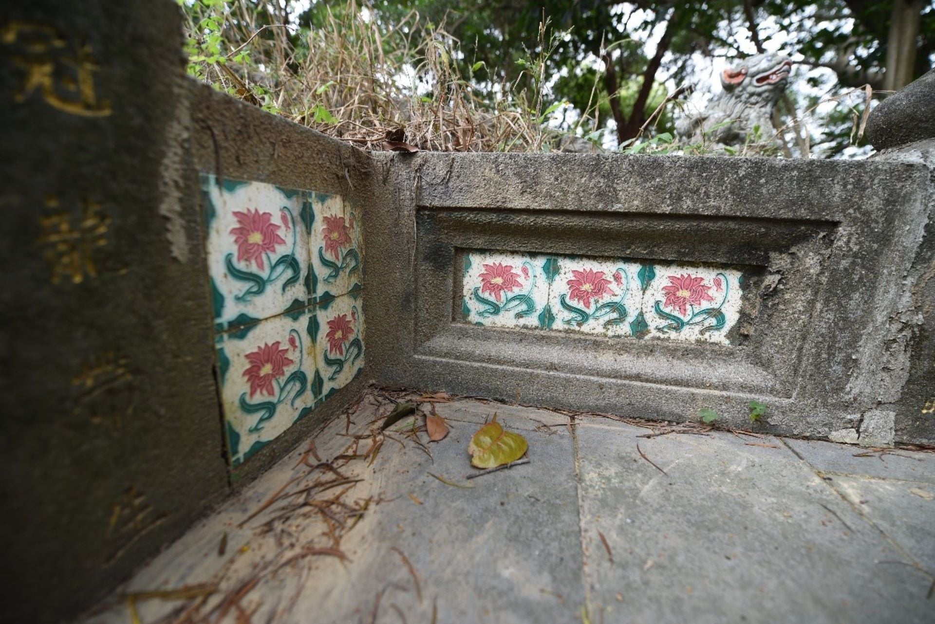 「培墓」古人指培土整修，例如墓碑上的字體模糊不清，則必須用銀硃重新加以描寫或是安金箔，墳墓的完整象徵家族的運勢，此墓使用「馬約利卡」磁磚，是日治時期大戶人家用於建築物的裝飾手法。（攝影／蕭文杰）