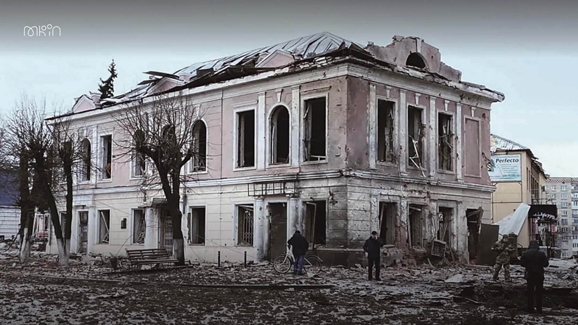 烏克蘭奧赫蒂爾卡地方歷史博物館（Okhtyrka Local History Museum），在2022年3月7日至8日夜間，因鄰近行政建築遭轟炸而嚴重受損。本影像由烏克蘭文化與資訊政策部提供，記錄俄羅斯全面侵略對文化基礎設施造成的破壞。（…