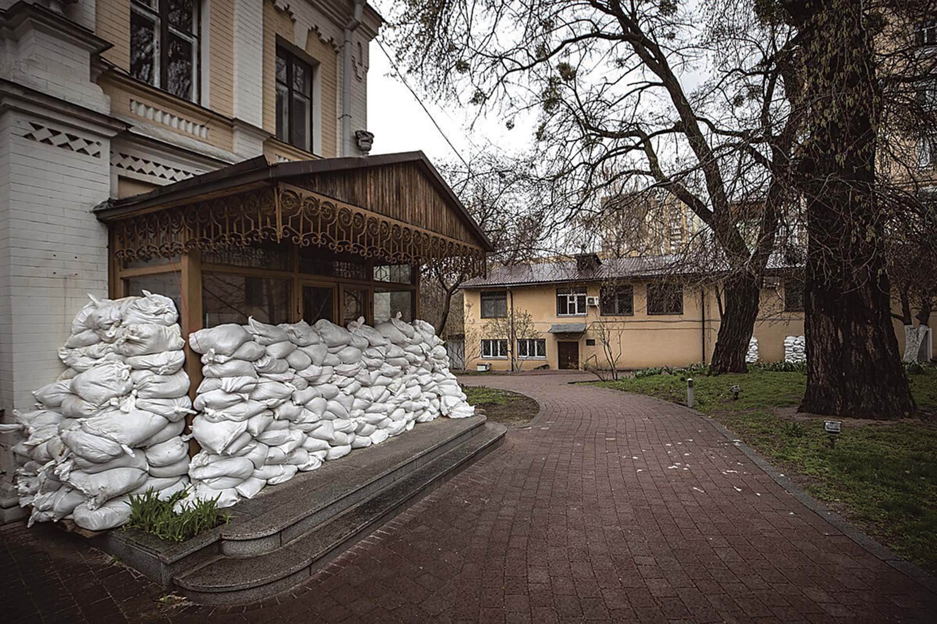 2022年俄羅斯入侵期間，基輔的尼古拉．李森科故居博物館（Mykola Lysenko House-Museum）以沙袋加固保護，館內展品也已移至安全地點保存，展覽暫時撤除。此影像記錄文化資產在戰時的應對措施。（攝影／Oleksi Sams…
