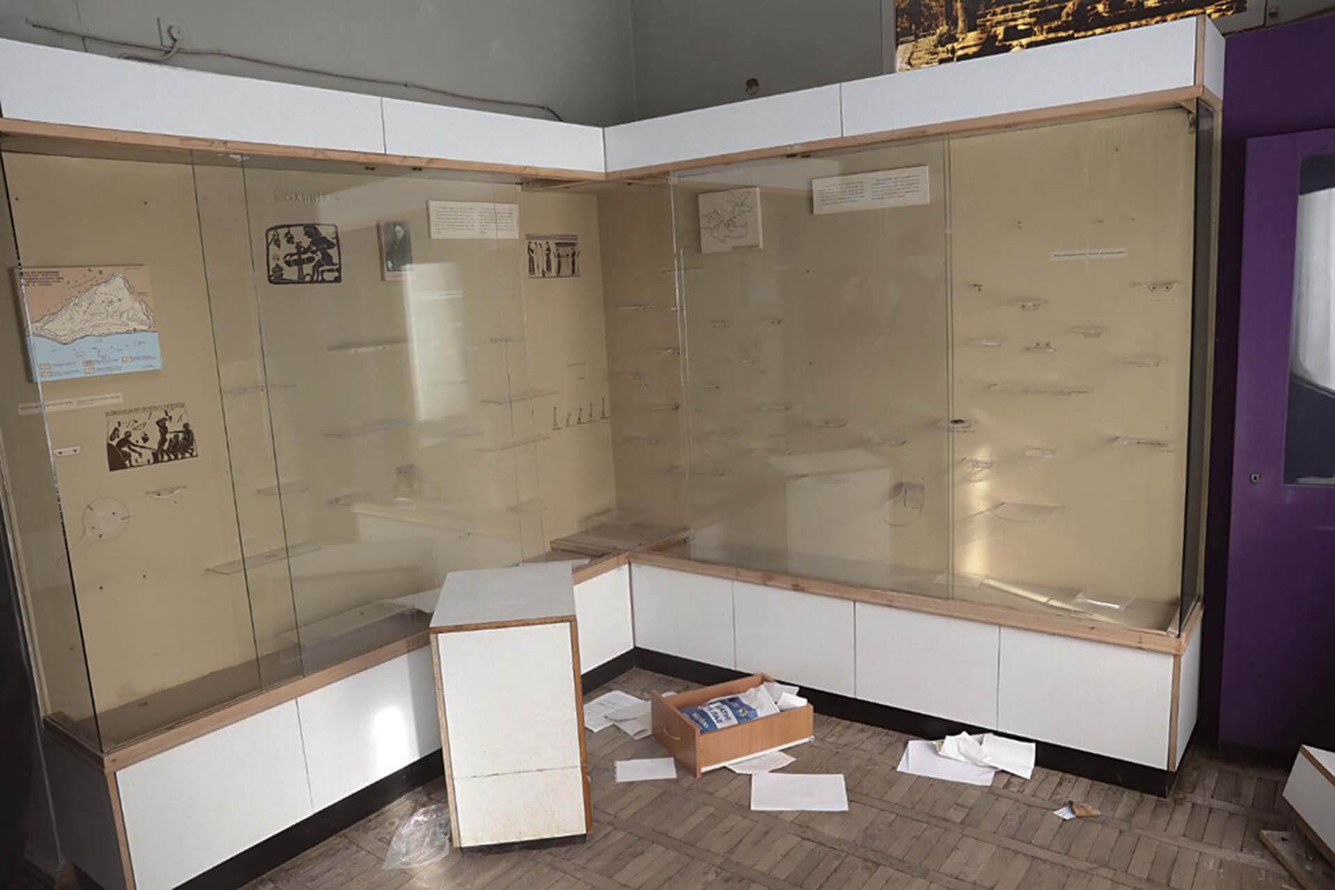 赫爾松州地方歷史博物館於俄軍撤退前遭大規模洗劫，珍貴藏品如古幣、勳章與武器被盜，部分行動疑與博物館內部人員勾結有關。此事件被形容為二戰以來最大規模的博物館搶掠之一。（mcip.gov.ua 提供，CC BY 4.0 授權）