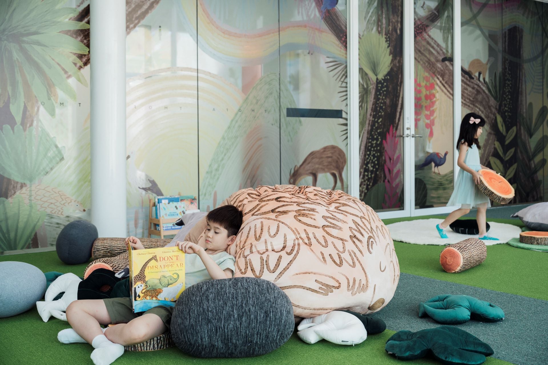桃園市兒童美術館現正舉辦「在藝術中遇見大自然」特展,蘇鈺雄《平靜的森林》展區一景。(攝影/透島影業,桃園市立美術館提供)