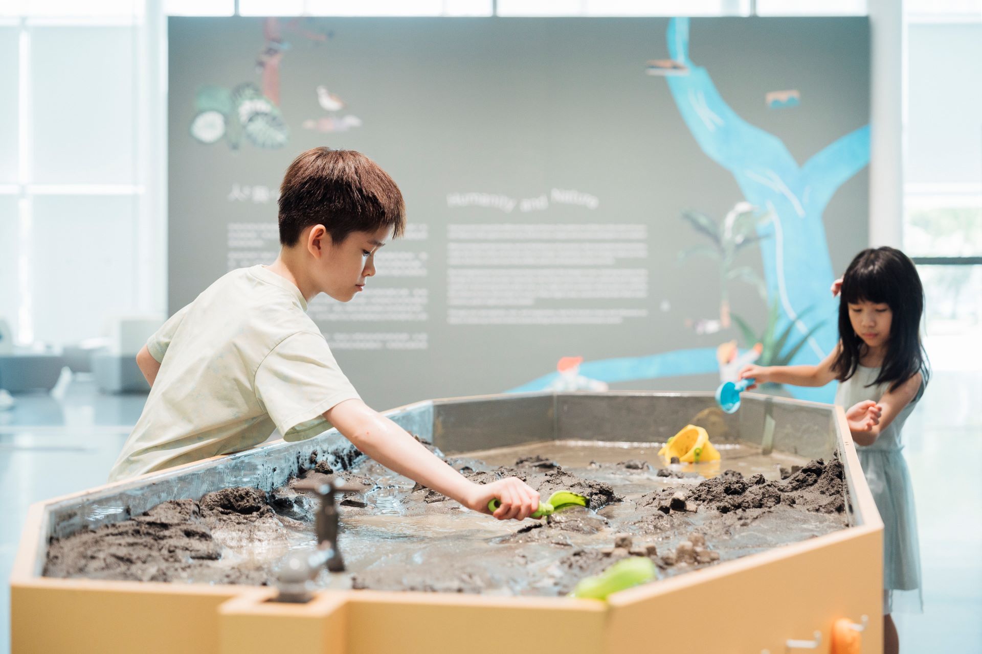 桃園市兒童美術館現正舉辦「在藝術中遇見大自然」特展,陳伯義的《河流實驗室》展區一景。(攝影/透島影業,桃園市立美術館提供)