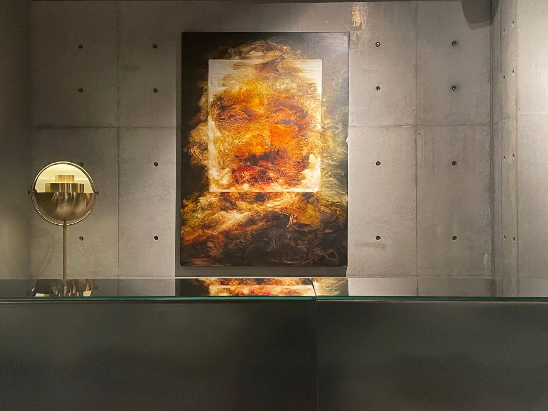 Node Hotel比利時藝術家Johan Van Mullen作品放置於一樓櫃檯。（攝影／鄭禹彤）