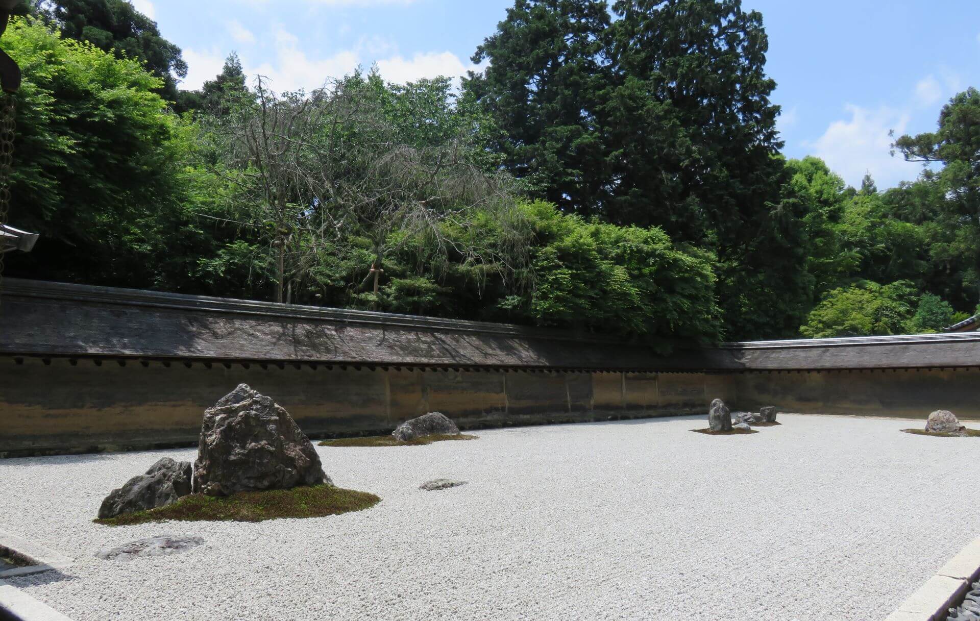 京都龍安寺 禪宗枯山水石庭。（攝影／朱佑霖）