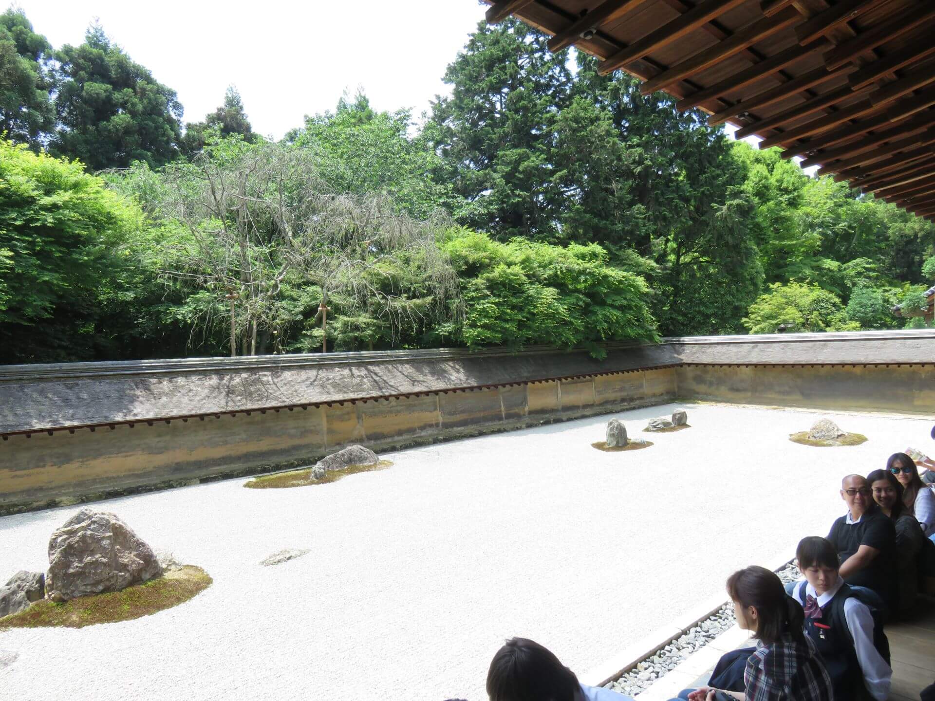 日本國寶 京都龍安寺石庭，以白砂與15塊石頭構成，庭園完成於室町時代中期（約15世紀中葉）為枯山水的顛峰之作。於1994年納入世界文化遺產。（攝影／朱佑霖）