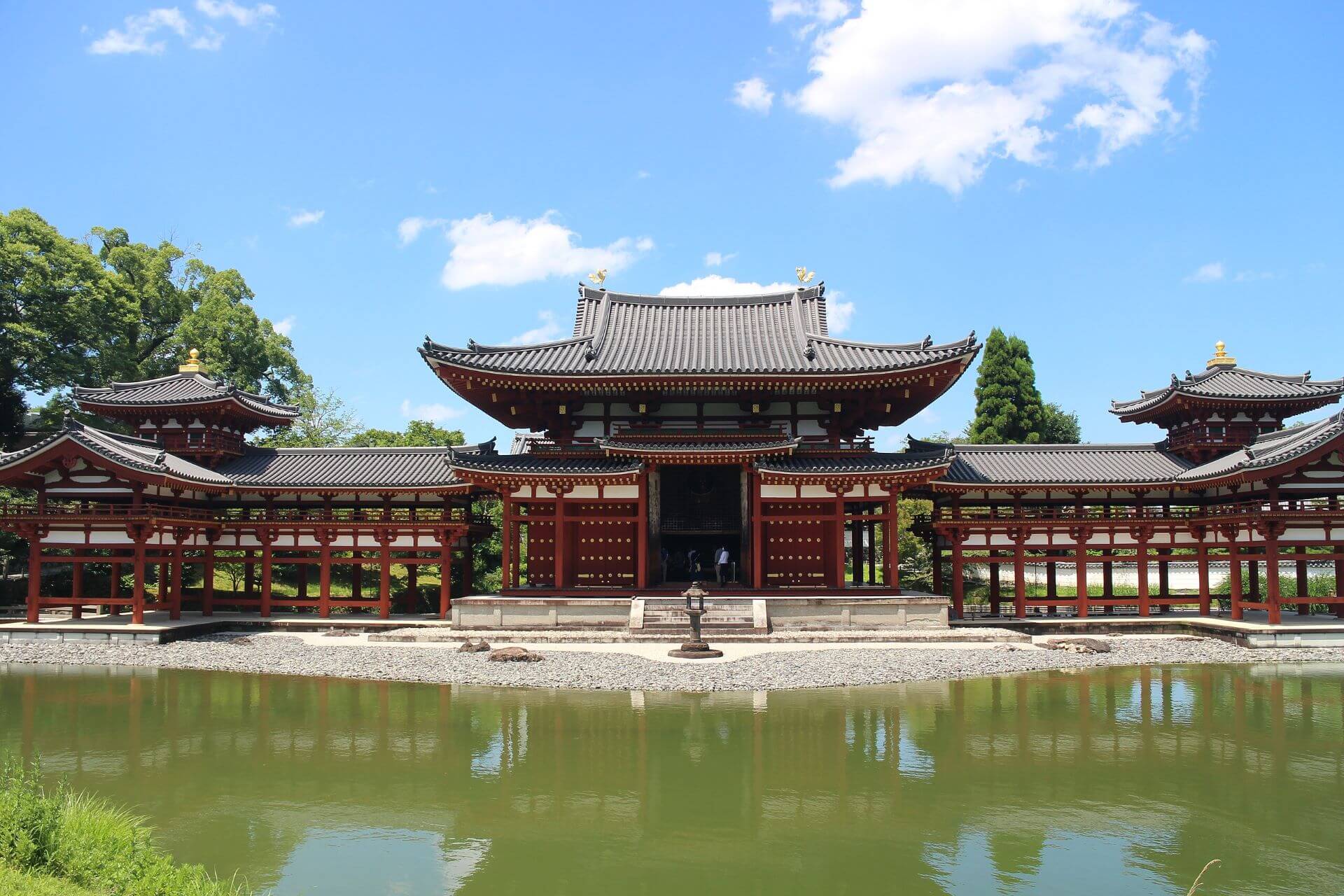 日本國寶 平等院鳳凰堂以大池為中心，象徵蓮池海會，西側設佛堂，呈現「東生西歸」的信仰理念。（維基百科）
