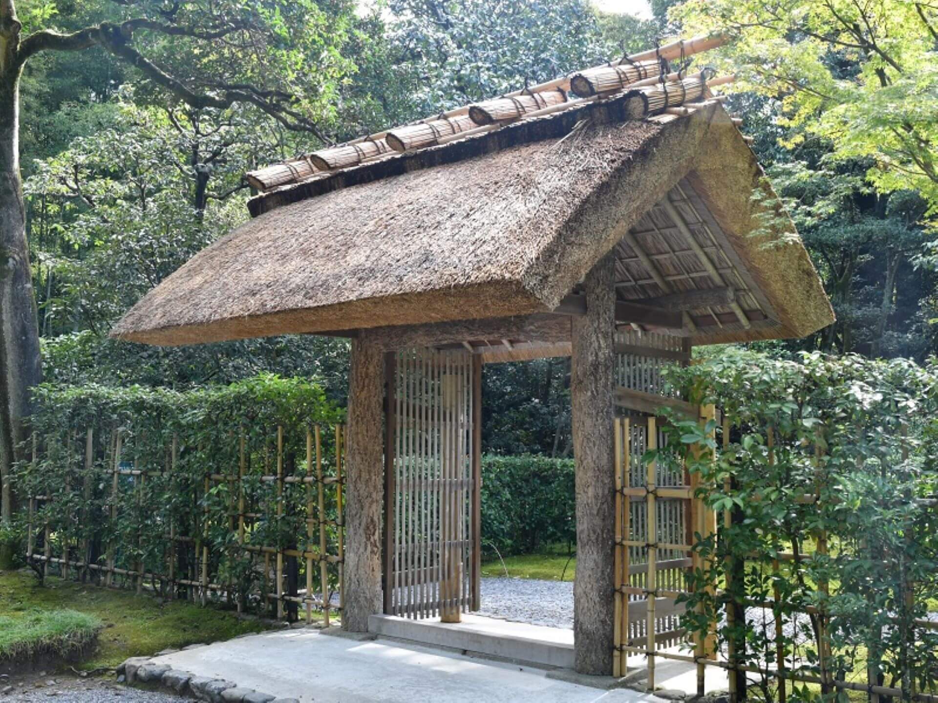 御幸道盡頭就是御幸門，智忠親王為了迎接後水尾天皇特別建造。（©日本宮內廳官網）