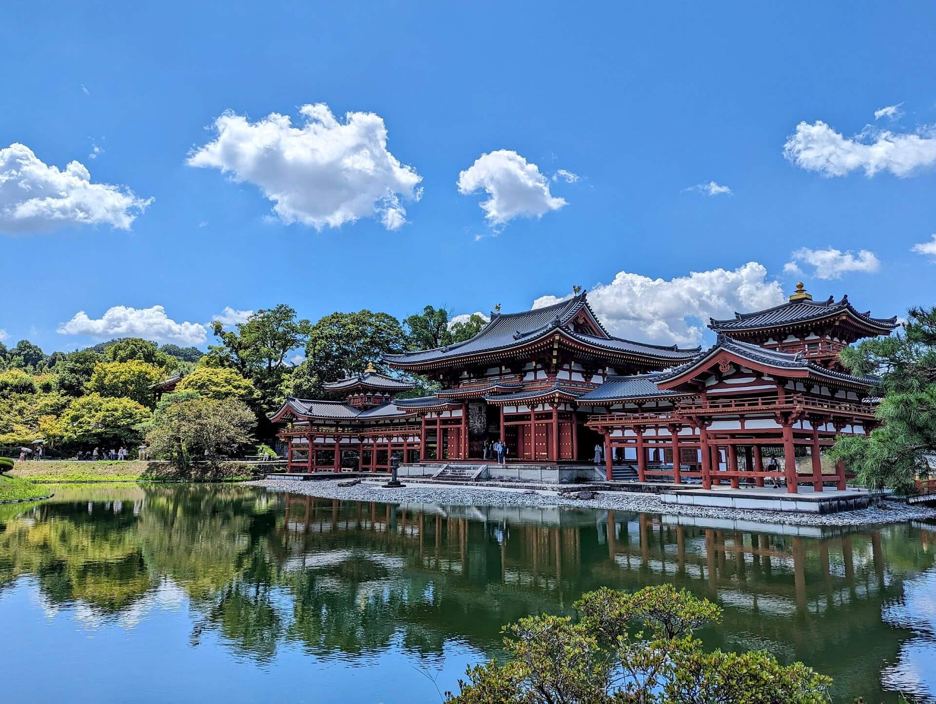 雖然鳳凰堂是佛堂，但它的建築形式源自平安時代貴族的寢殿造，將宅邸風格轉化為佛教淨土信仰的象徵建築。正面看鳳凰堂如同一隻展翅的鳥，屋簷上還有一對鳳凰，因此在江戶時代被稱為「鳳凰堂」。（維基百科）