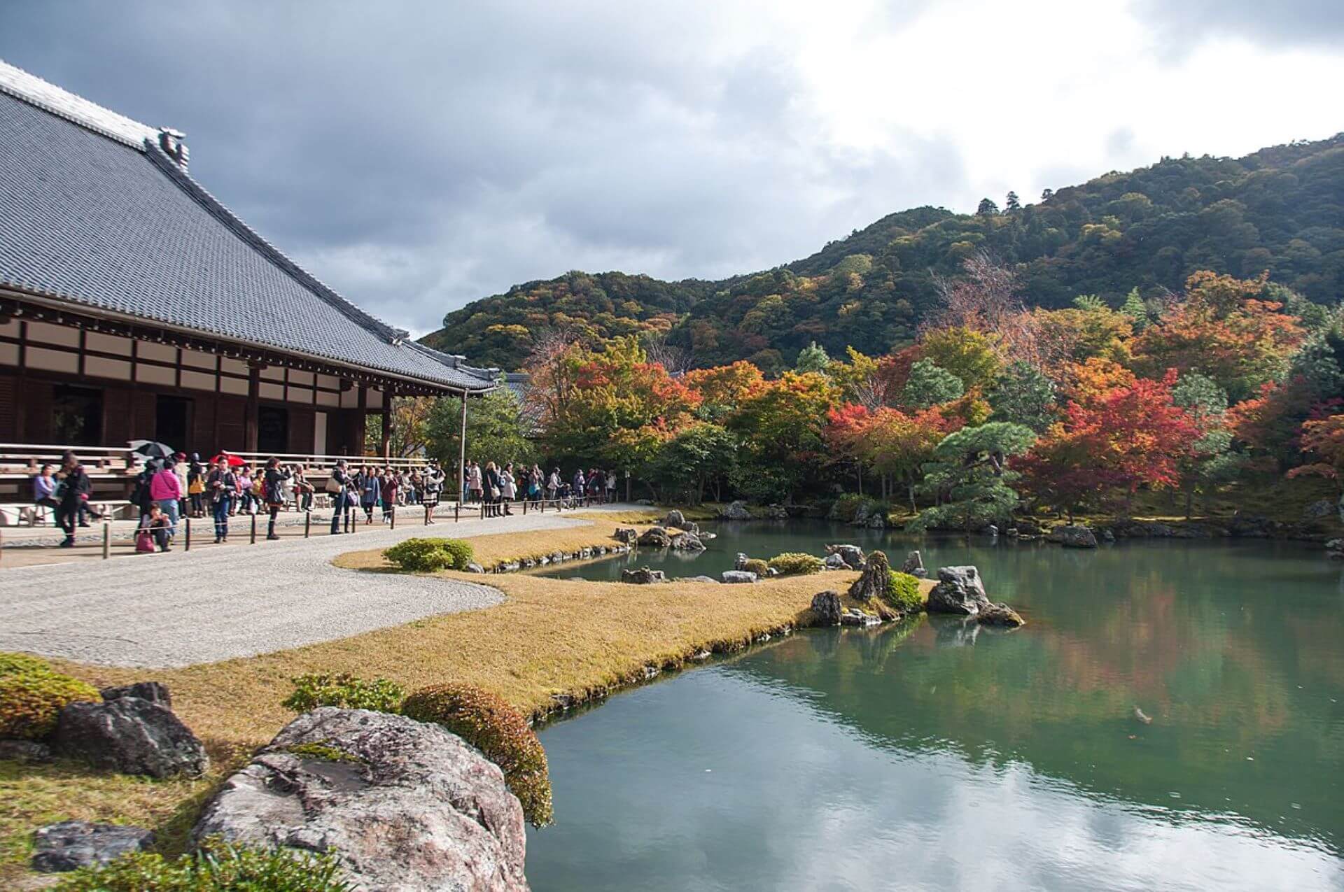 天龍寺的曹源池庭園出自夢窗疏石，借嵐山與龜山入景。（維基百科）
