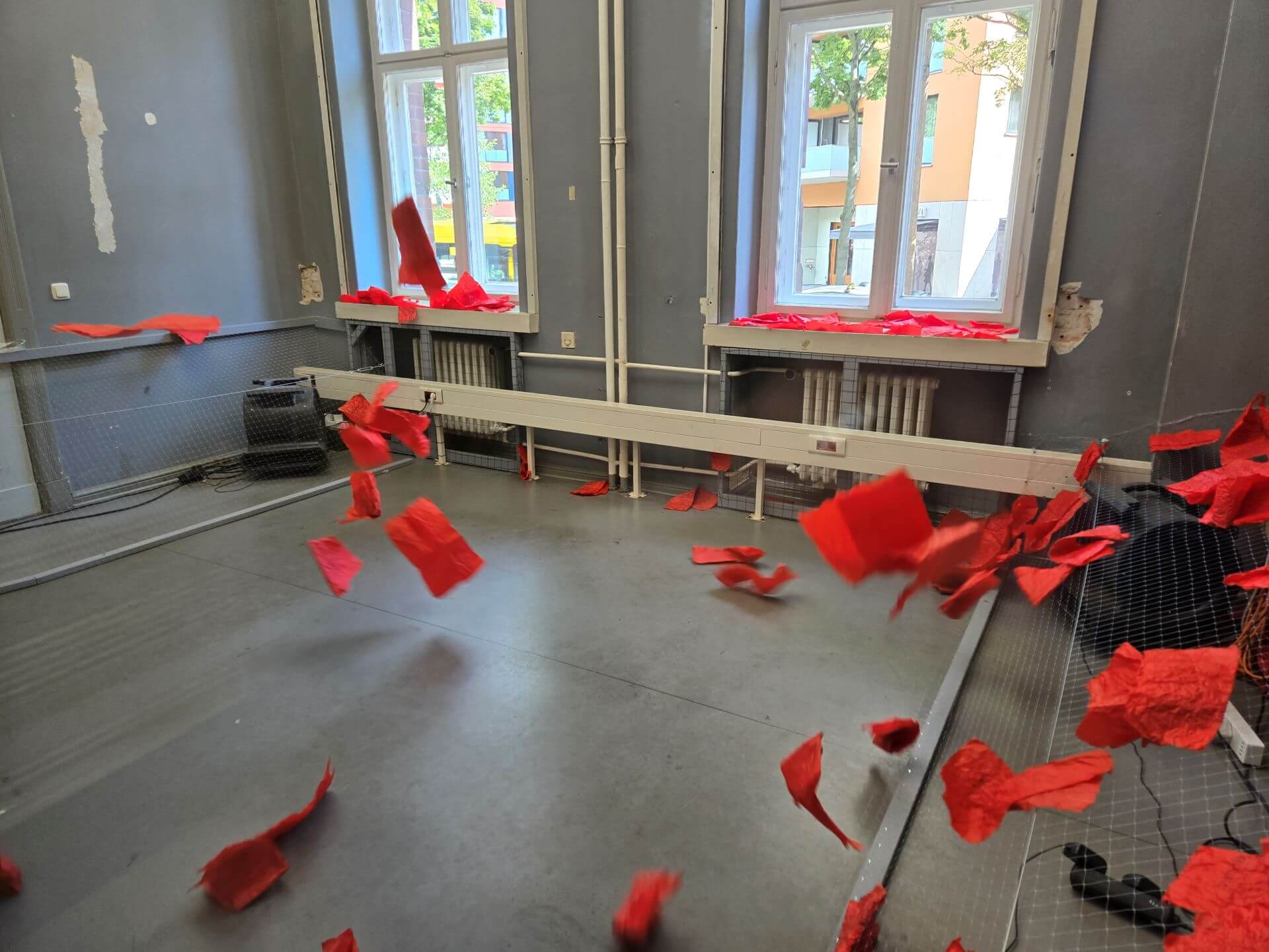 義大利藝術家安娜．斯加爾菲．艾杭特（Anna Scalfi Eghenter）的作品《喜劇》（Die Kömedie）。（攝影／高森信男）
