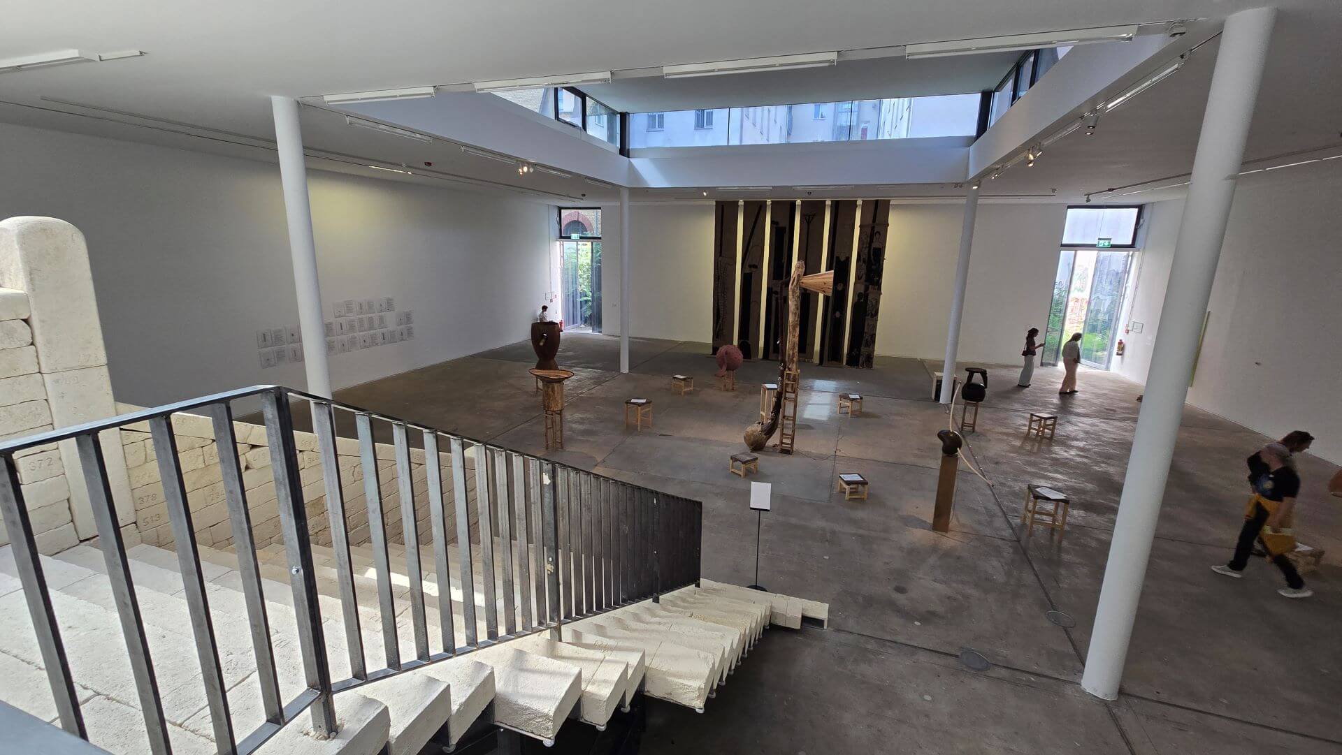 KW當代藝術中心展場一景，左側為瑪格利塔．莫斯卡蒂尼（Margherita Moscardini）的作品《階梯》（The Stairway）。（攝影／高森信男）