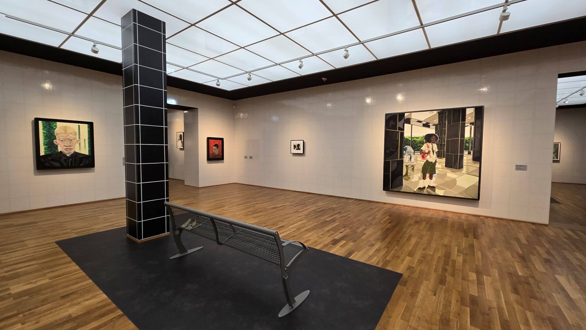 同一時間於漢堡車站展出的多因．歐吉．歐杜妥拉（Toyin Ojih Odutola）個展。（攝影／高森信男）