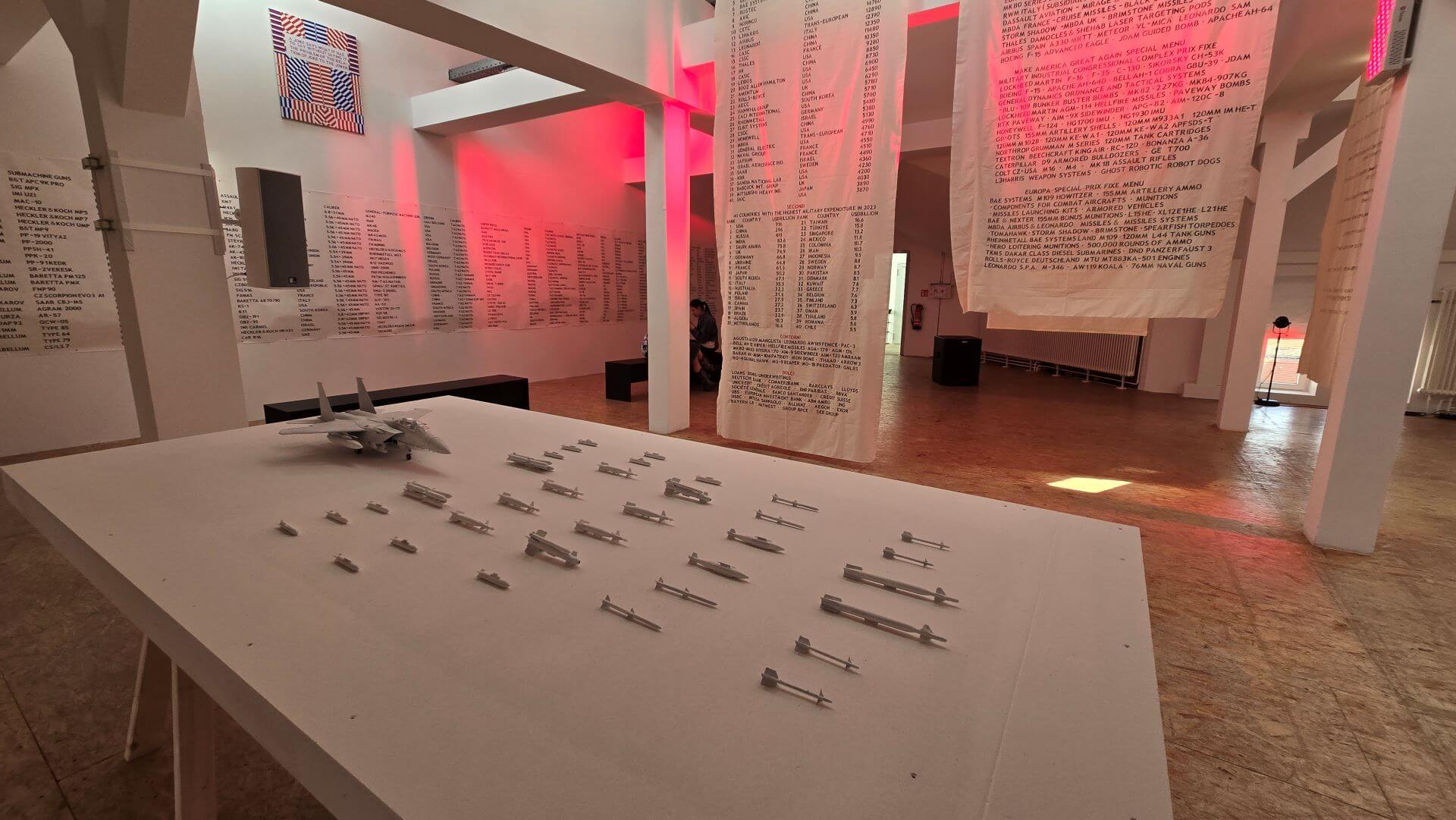 緬甸藝術家薩望翁．雍維（Sawangwongse Yawnghwe）此次的大型展出作品，討論反戰相關主題。（攝影／高森信男）