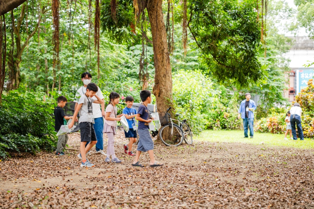 走出願景館外,觀察基地生態