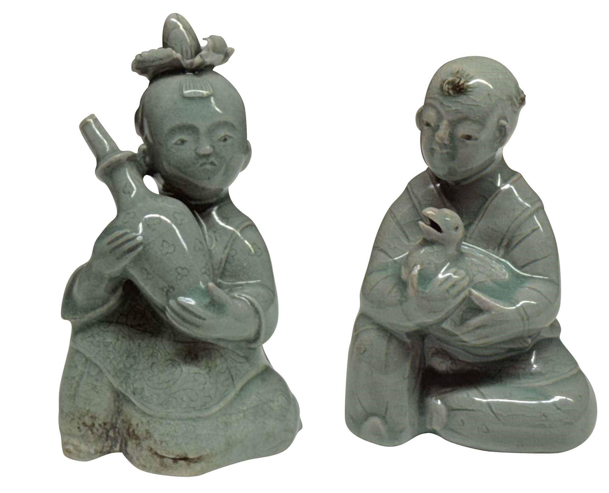 圖4 重要美術品 高麗時代〈青瓷雕刻童女形水滴〉、高麗時代〈青瓷雕刻童子形水滴〉，11.2×6公分；11×7.3公分，大阪市立東洋陶瓷美術館藏（住友集團捐贈／安宅收藏）。攝影／朱佑霖。