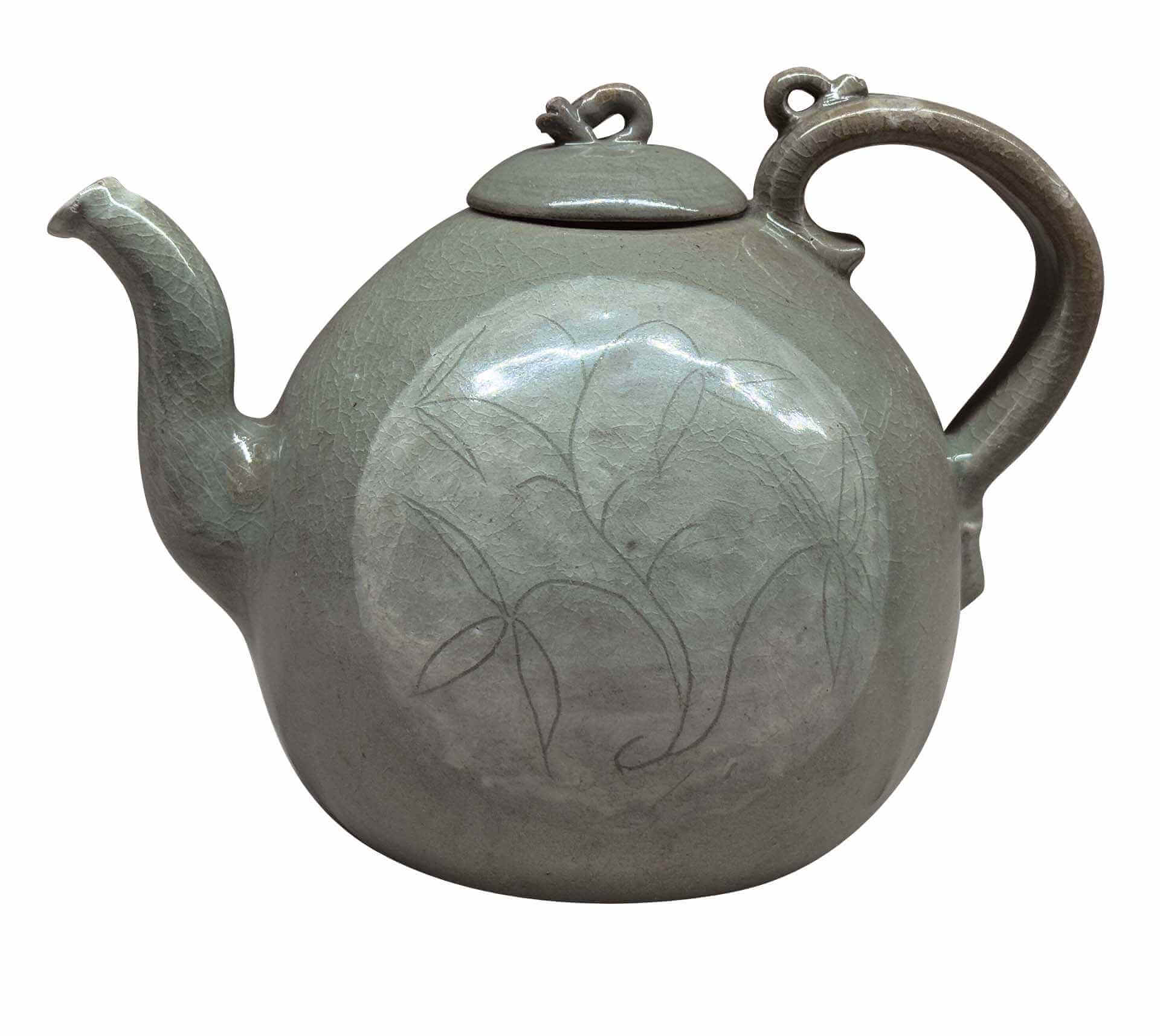 圖7 重要美術品 高麗時代〈青瓷白堆草花紋水注〉，高18.2公分，寬22.8×15.7公分，大阪市立東洋陶瓷美術館藏（住友集團捐贈／安宅收藏）。攝影／朱佑霖。