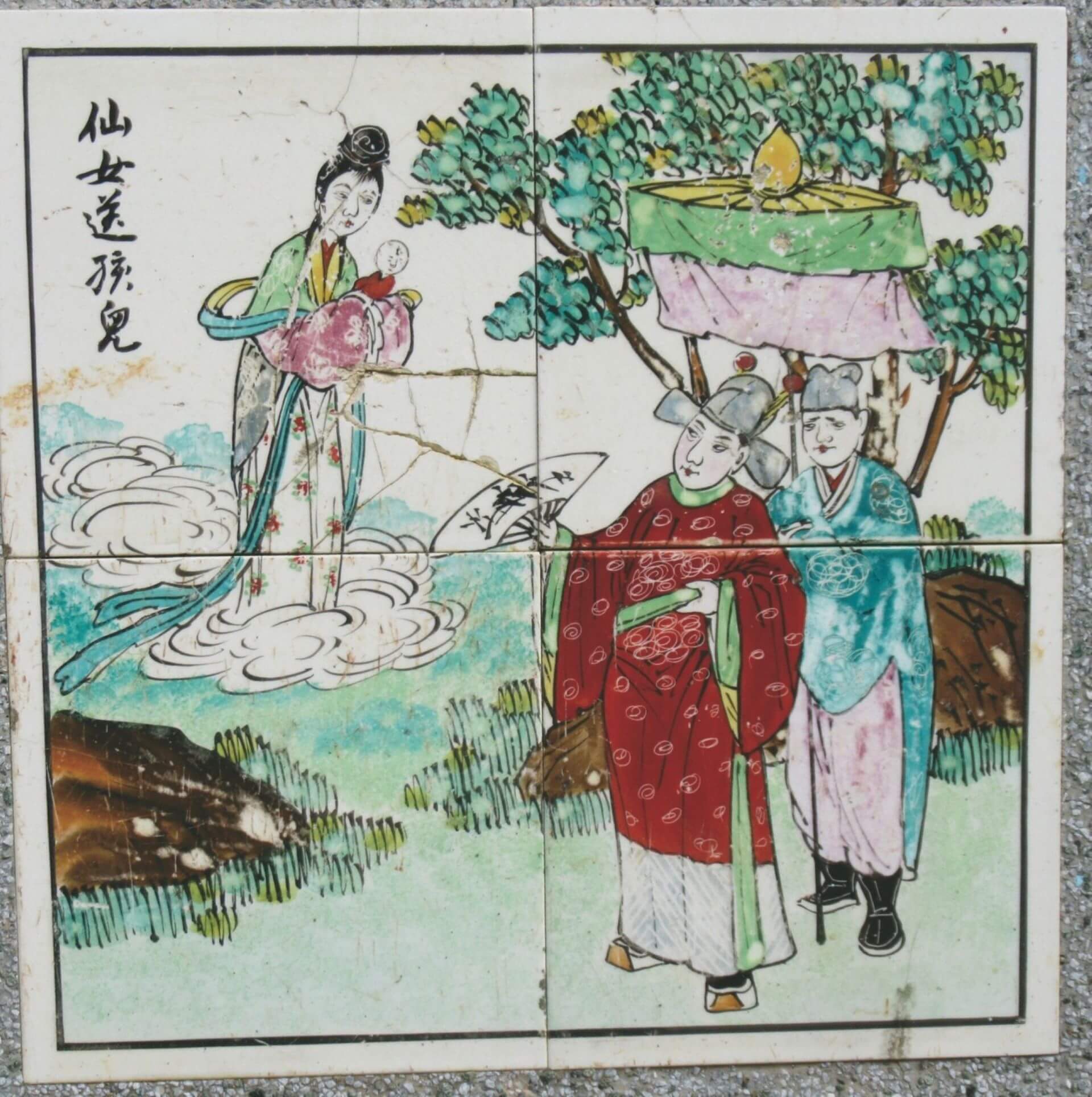 1930年代 洪華《仙女送孩兒》彩瓷畫，屏東小琉球相思埔公墓。（圖片來源：臉書社團「老花磚Old Tiles瓷磚タイル汰嚕」／Kenny Liaw）