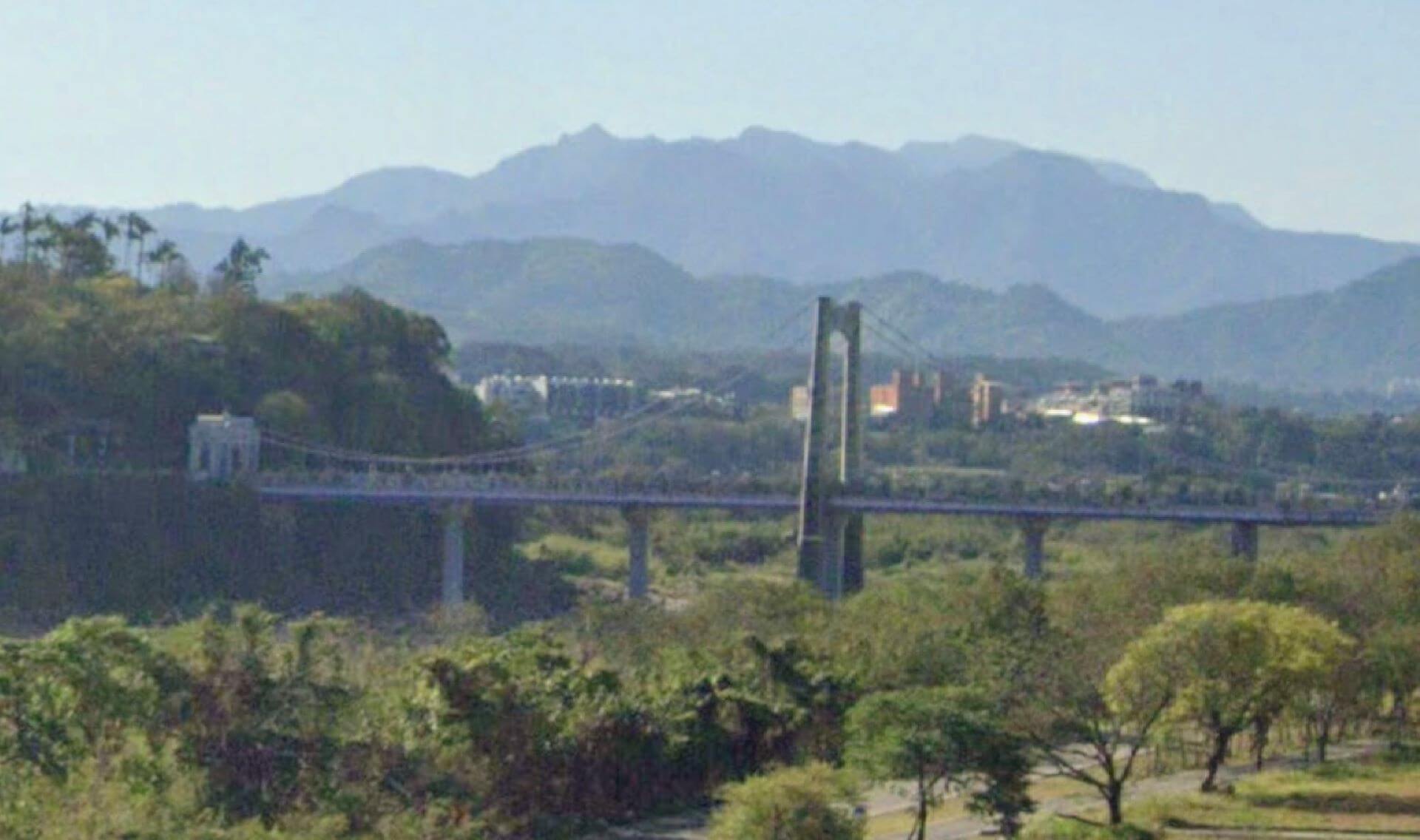 Google地圖街景中的邱創乾《飛橋臥波》作畫視角。（劉錡豫提供）