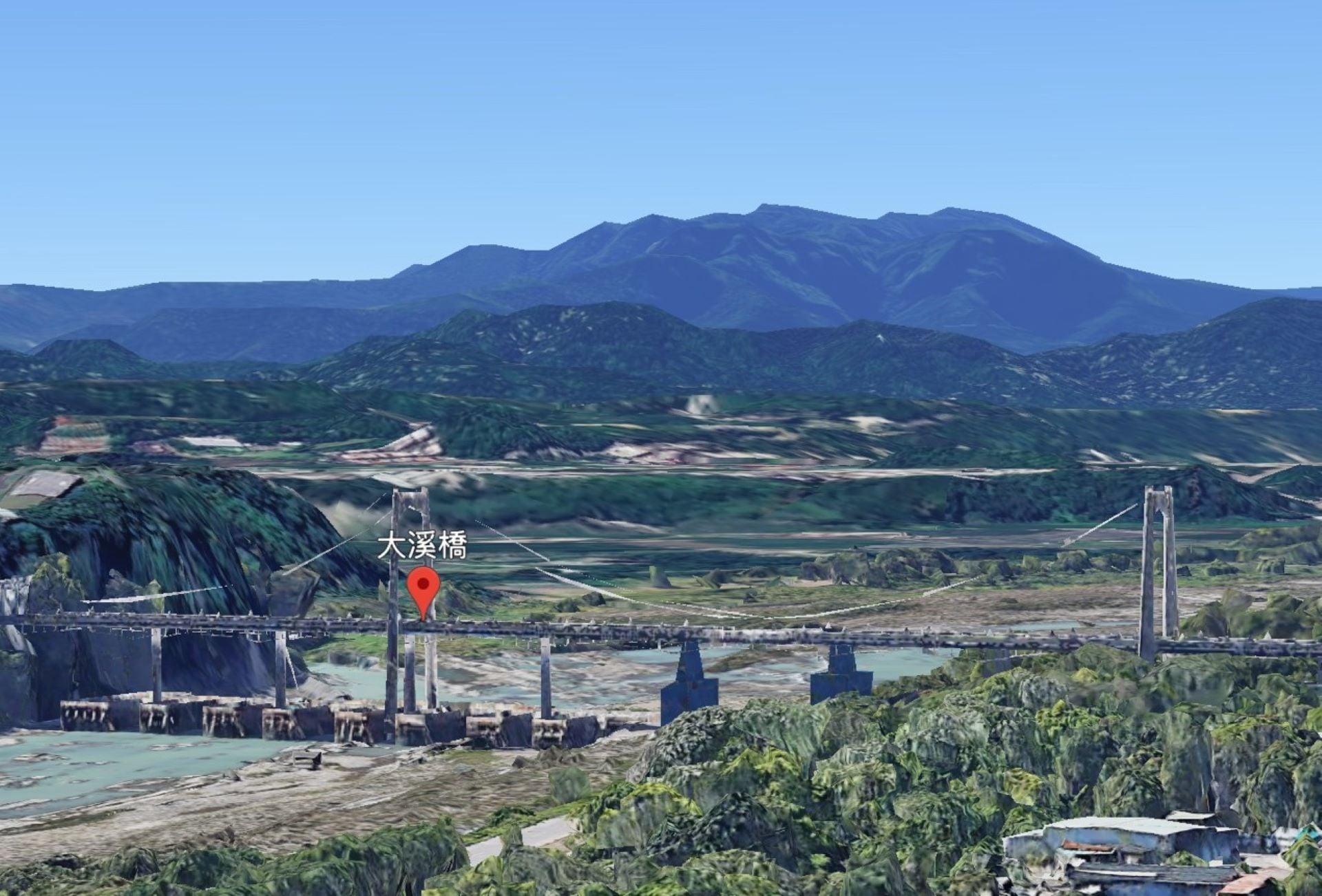 運用Google Earth模擬從大漢溪往頭寮山、馬武督山遠眺的視角。深綠色較低的山為頭寮山，遠處較淺藍綠色的高山為馬武督山。（劉錡豫提供）