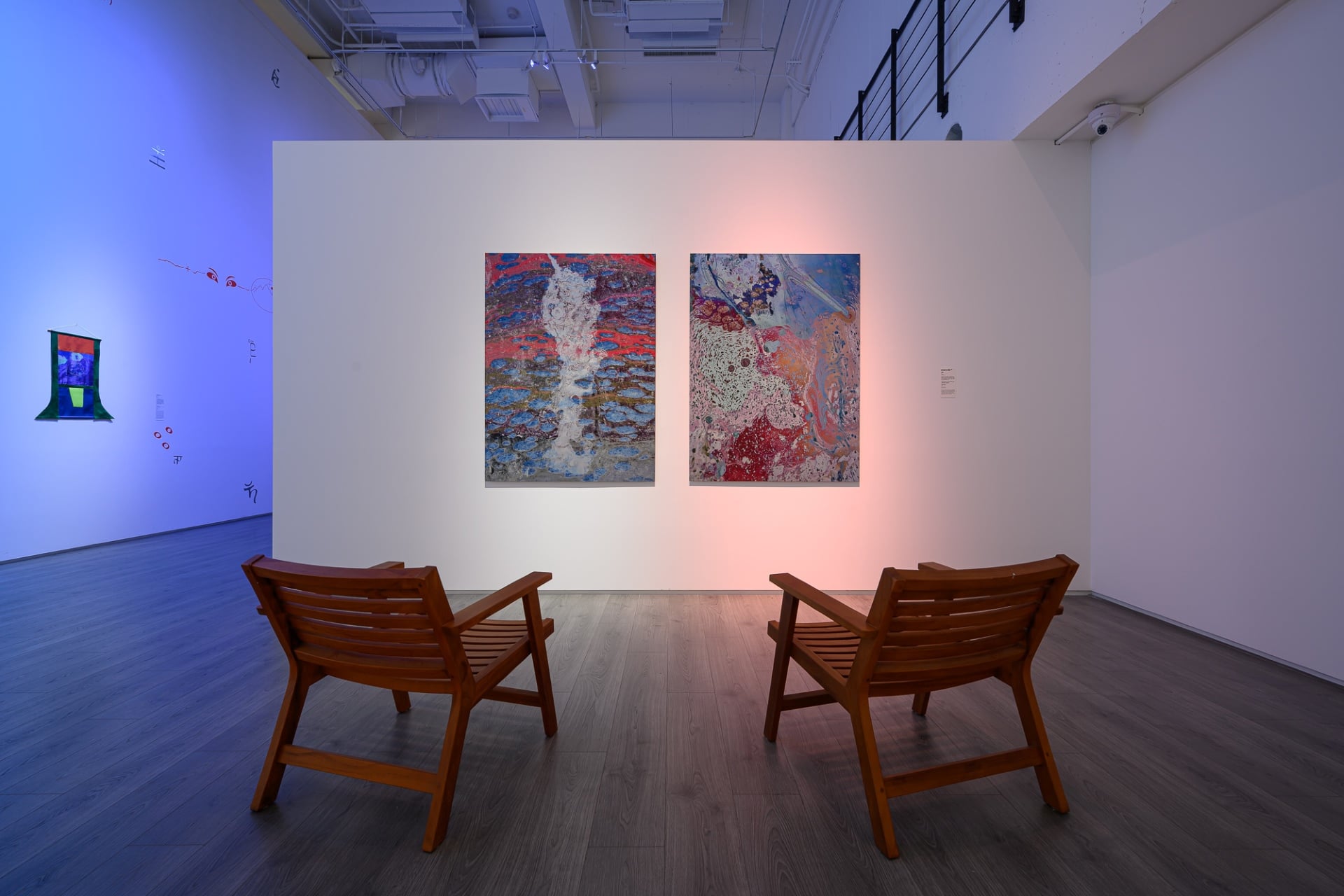 展覽以雙展結構探索，一則以非人尺度與地誌感知切入（munus I），另一路徑回到文化與身體傷口的現場（munus II）。圖為希瑪利・辛格・索恩與戴維・索恩・塔佩斯創作的《我與你 I and Thou》（2024）。（本事藝術提供）