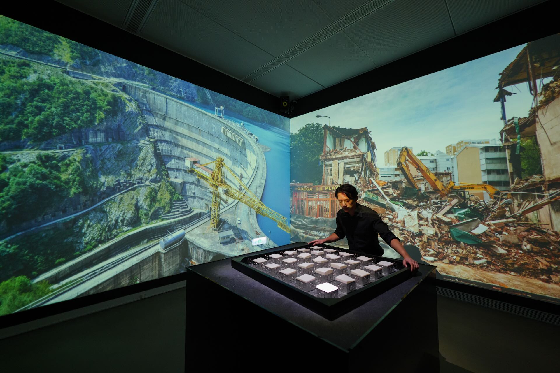 劉辰岫的影音互動裝置作品《大地回音》（多聲道版）通過觀者參與和即時反饋，使感官遊走於真實與虛擬的自然之間，創造出一種「異自然」。圖／C-LAB提供