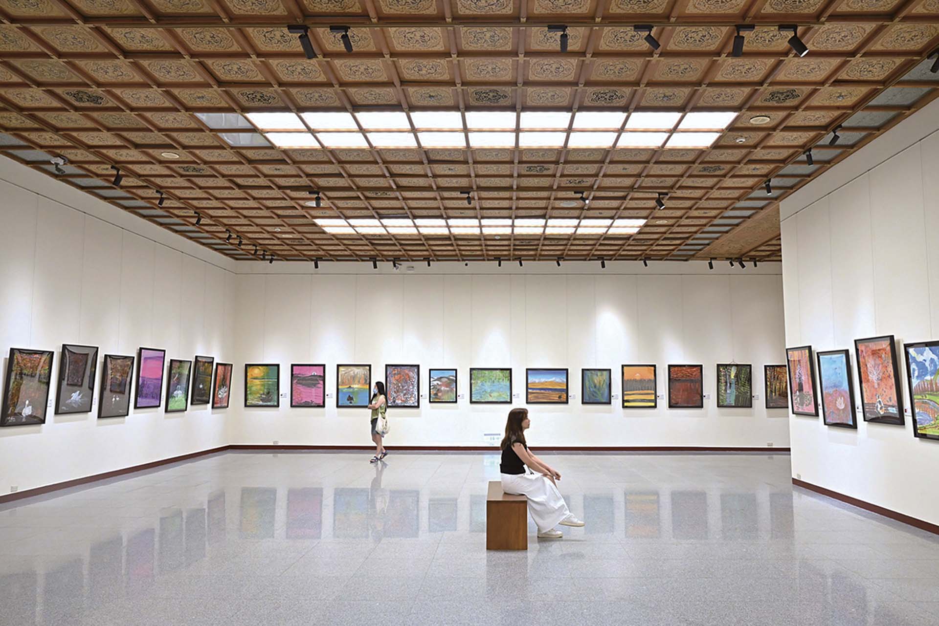 國立中正紀念堂管理處第三展廳展出的「大愛大美—陳持平創作個展」，展出一景。（陳持平提供）