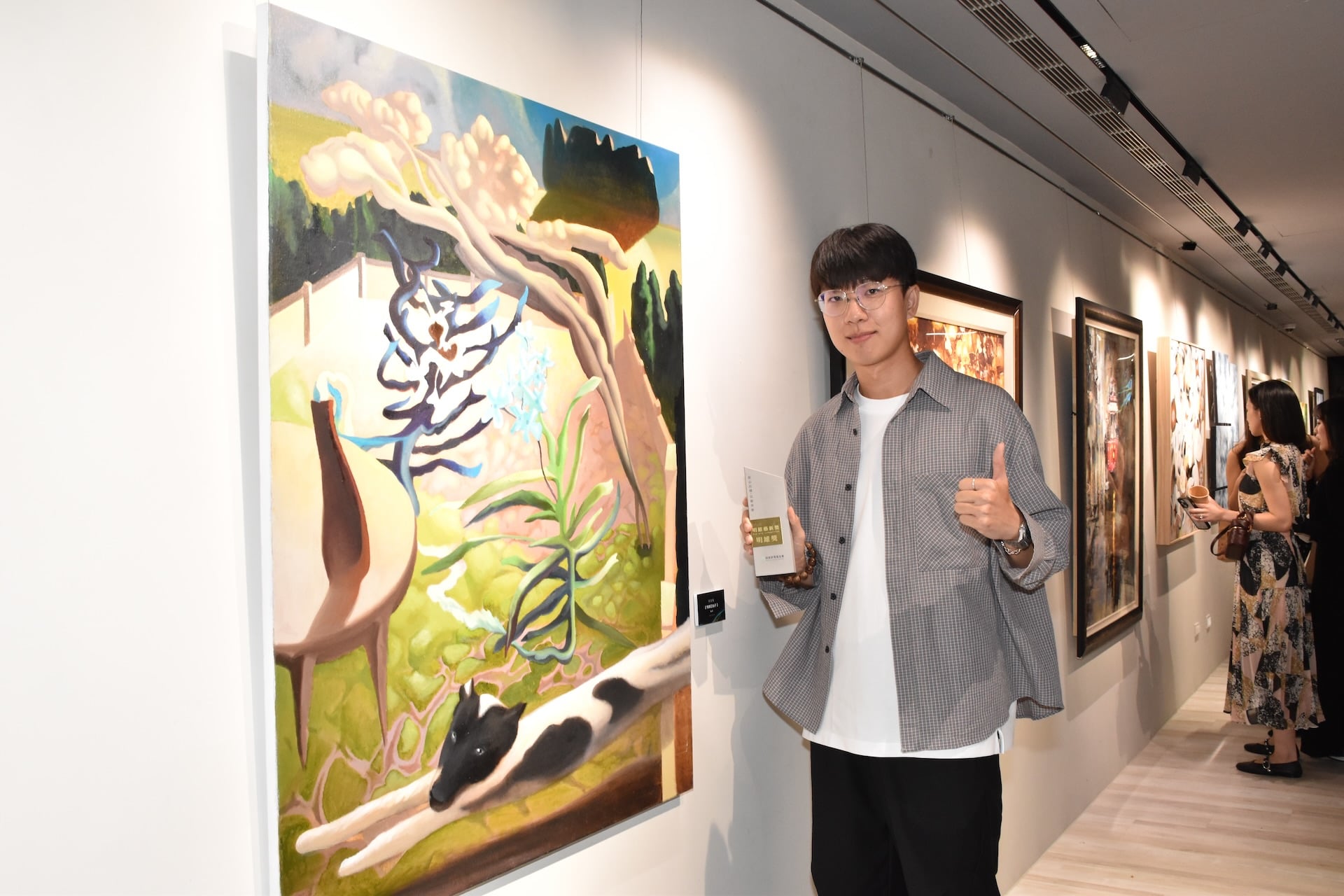 圖為蔡豪毅與其作品《狗與花仙子》，獲得第一屆明維藝新獎明雄獎。（明維教育基金會提供）
