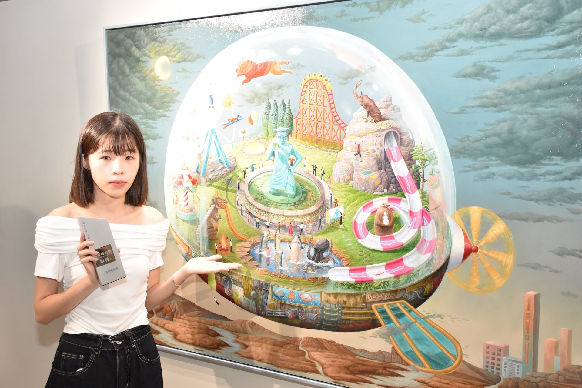 圖為李郁汝與其作品《樂園的中場休止》，獲得第一屆明維藝新獎銀獎。（明維教育基金會提供）