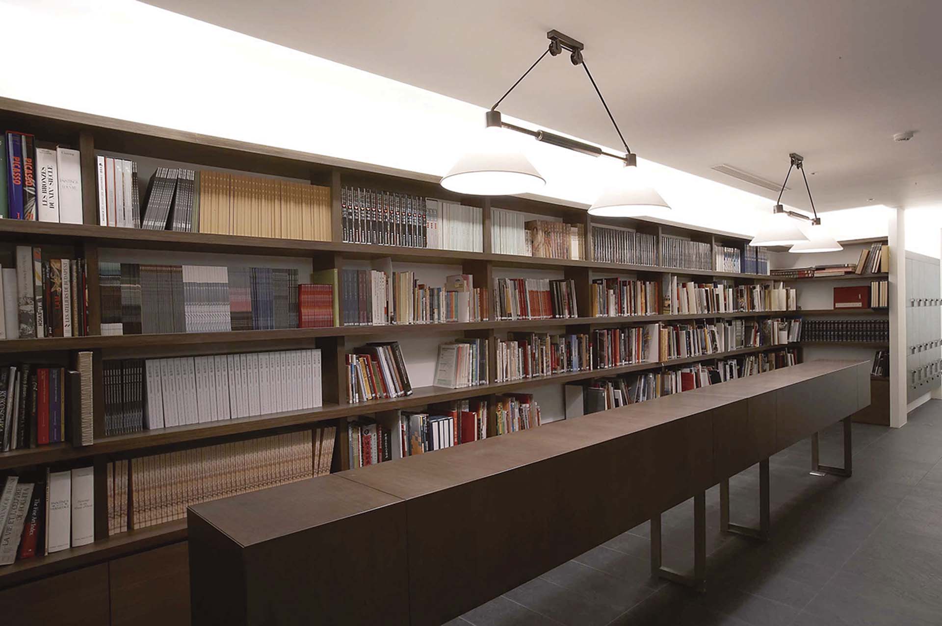 圖為鳳甲美術館圖書館。（圖片取自鳳甲美術館官網）