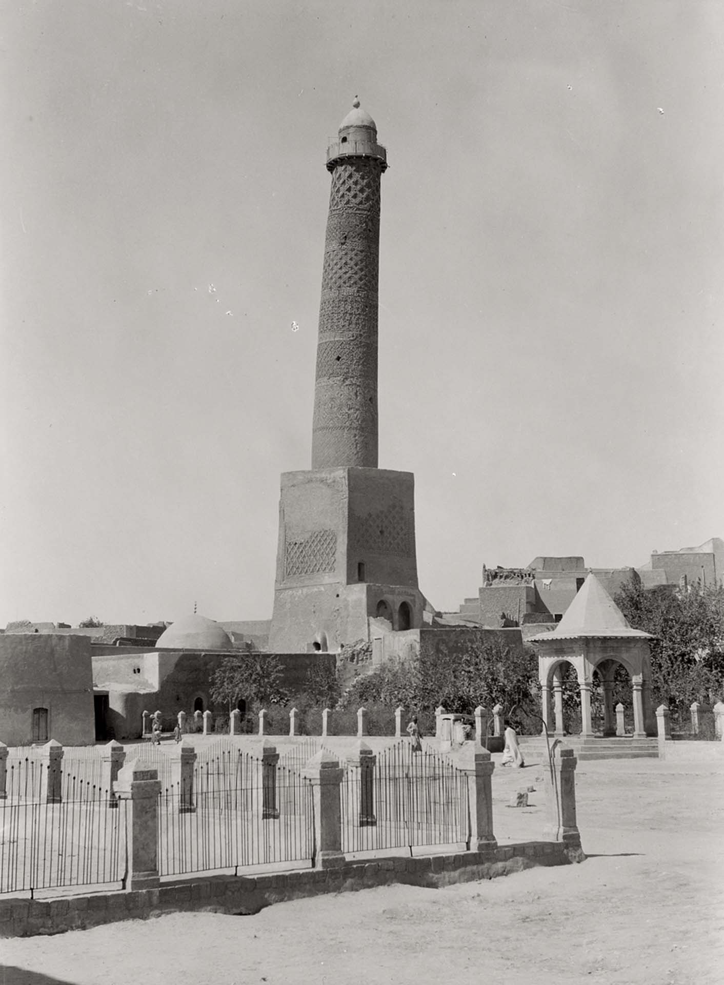 摩蘇爾努里清真寺斜塔，拍攝於1932年。拍攝於伊拉克摩蘇爾，圖中為努里清真寺著名的傾斜尖塔，細節展現阿拉伯式裝飾紋樣。（© Library of Congress／Matson攝影集，Public Domain）