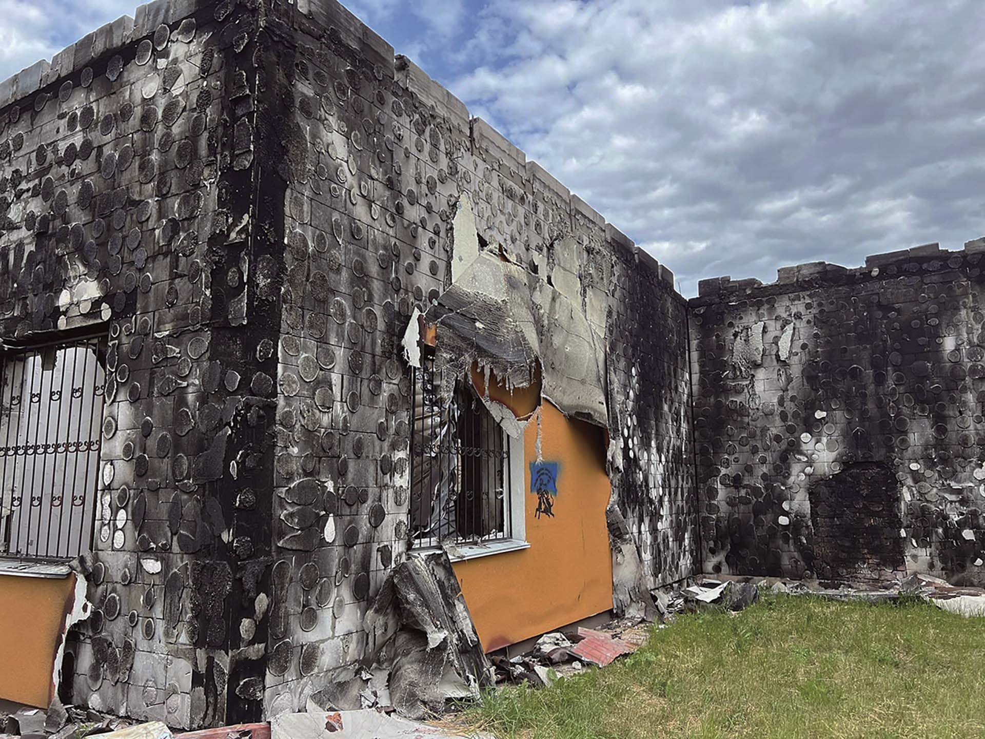 圖為烏克蘭基輔州的伊萬基夫歷史與地方誌博物館（Ivankiv Historical and Local History Museum）於2022年遭俄軍砲擊後的毀損景象。該館收藏20世紀知名民間藝術家瑪麗亞．普里馬琴科（Maria Prym…