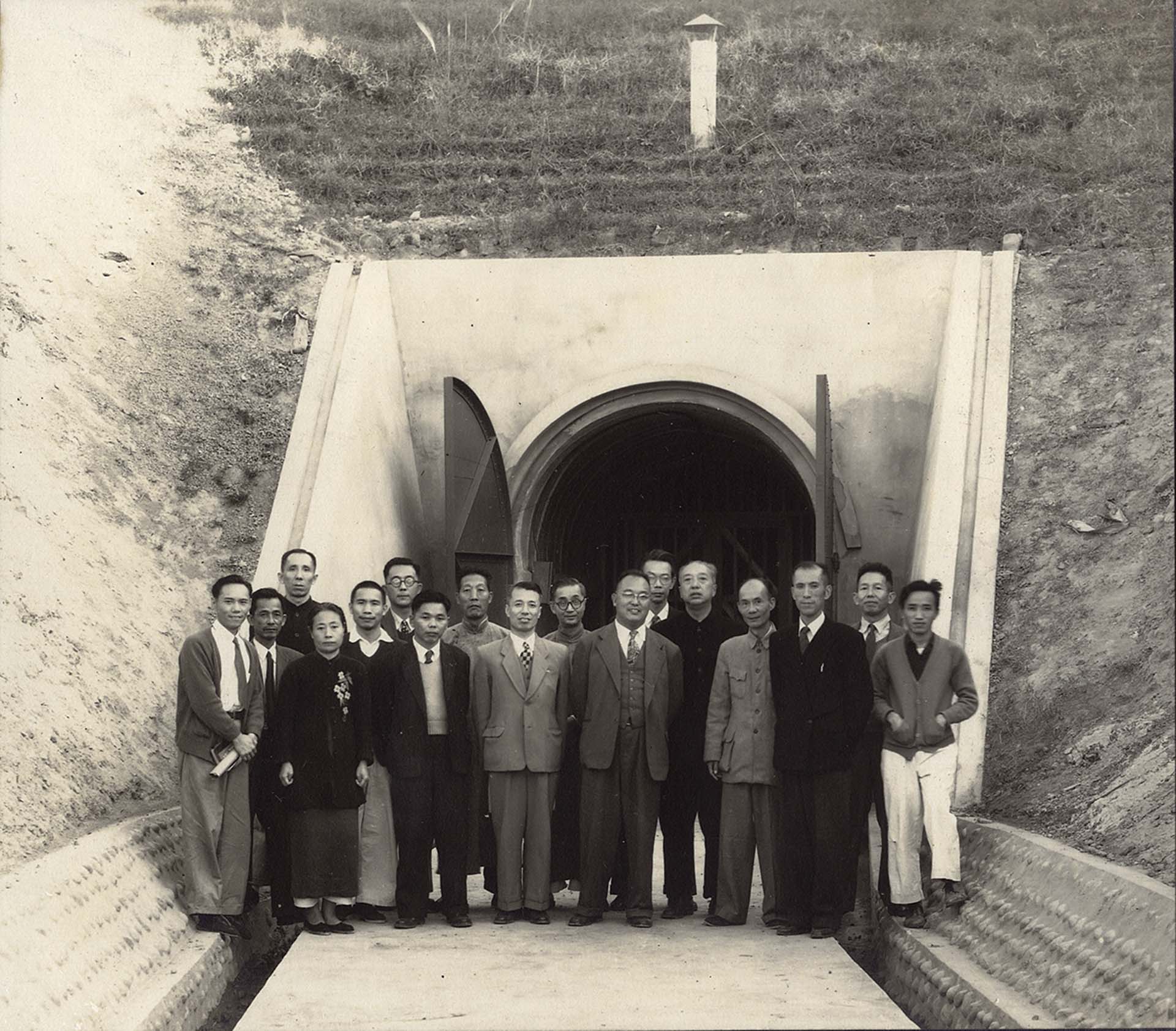 圖為1950年代初，國立中央博物圖書院館聯合管理處員工於新建成的北溝山洞庫房前合影。此地為典藏遷臺後的重要文物避難處之一。（圖像來源：國立故宮博物院典藏影像回顧專題，Public Domain）