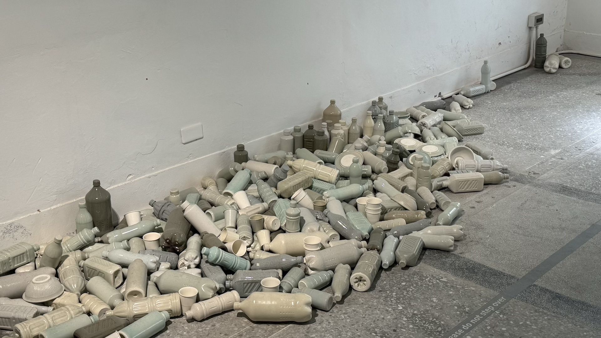 賴科維作品經常選用塑膠外型的器物作為翻製對象，試圖去扭轉塑膠器物外型價值的想像， 作品在材質轉換以及大量身體的勞動後，再回應作品可能與空間產生的連結。圖為賴科維作品於展場一景。（攝影／李京樺）