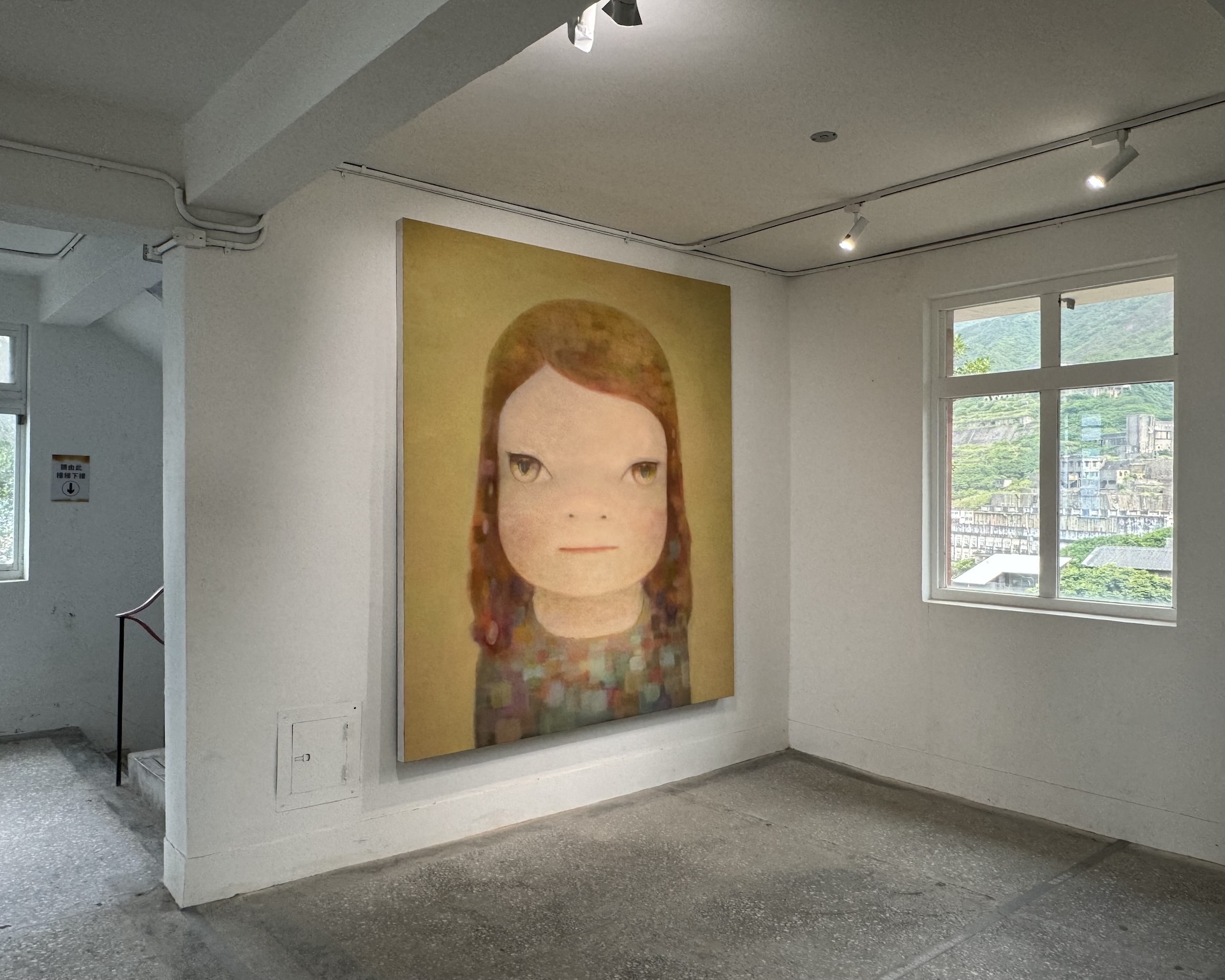 圖為奈良美智的作品於於新北市瑞芳區金瓜石水湳洞地區的台電金水基地展出一景。（攝影／李京樺）