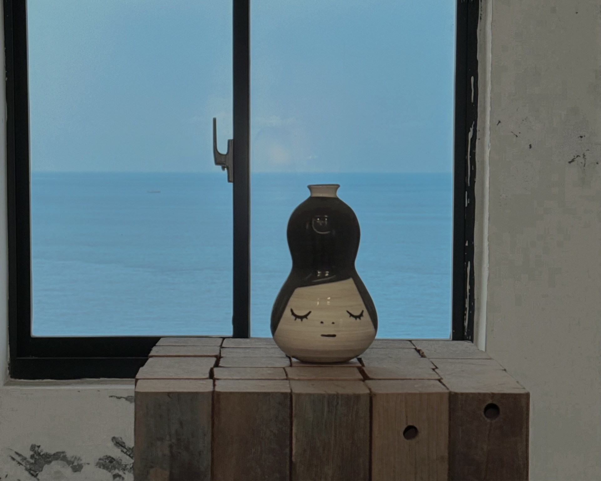 圖為奈良美智的作品於於新北市瑞芳區金瓜石水湳洞地區的台電金水基地展出一景。（攝影／李京樺）