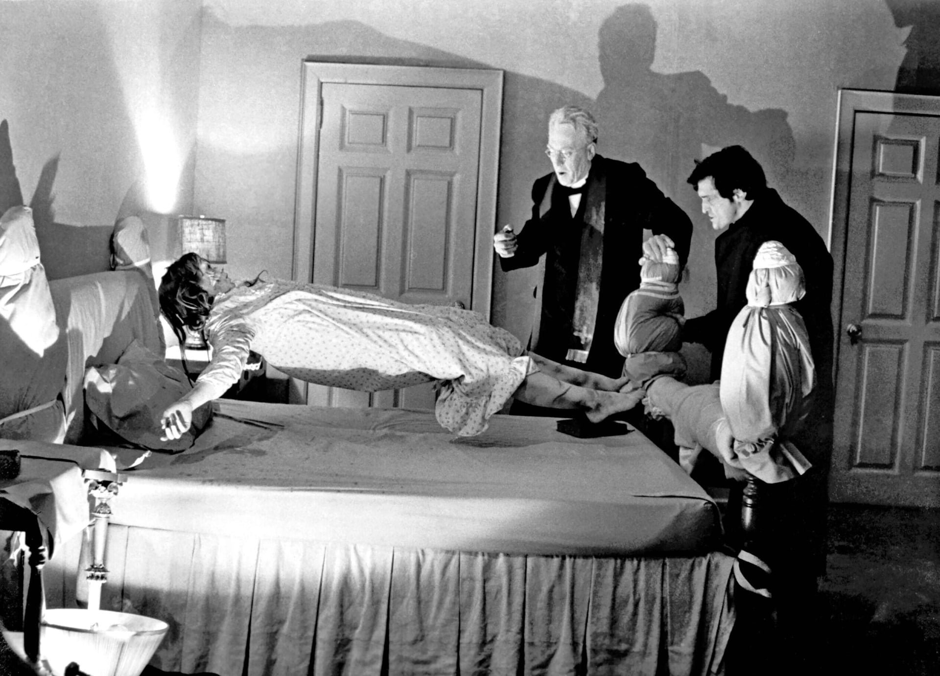 威廉．佛雷金（William Friedkin, 1935-2023），《大法師》（The Exorcist），1973。圖為電影《大法師》中邪靈附魔的橋段。（© Josh Weiner/Warner Bros. Pictures, Cou…