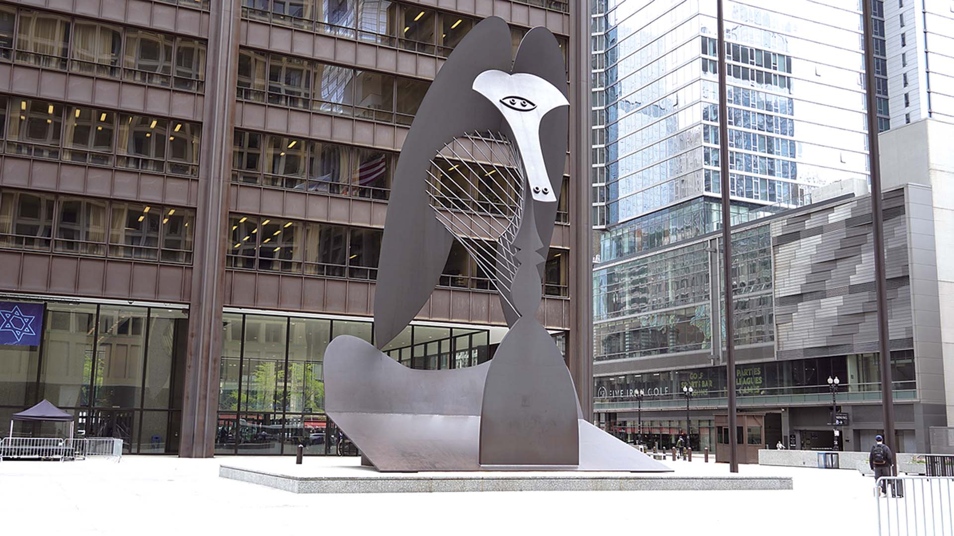 座落在市政府前戴利廣場（Daley Plaza）上，由巴勃羅．畢卡索所作的《無名》雕塑。（攝影／洪秉綺）