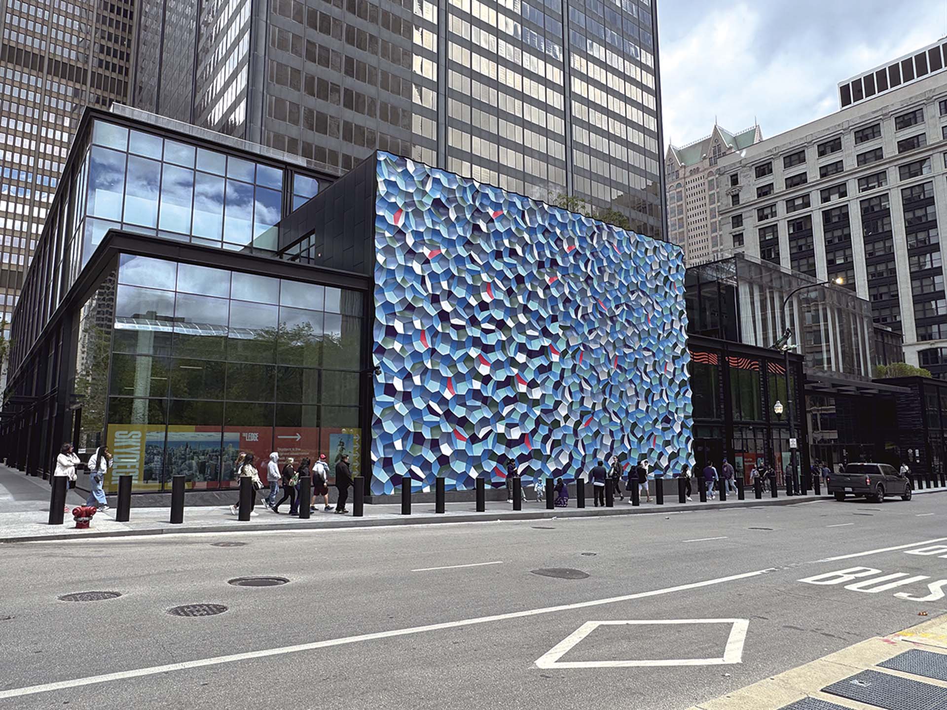 藝術家奧拉弗．埃利亞松（Olafur Eliasson）於2020年為威利斯大廈（Willis Tower）所製作的《氣流之牆》（Atmospheric wave wall）。（攝影／洪秉綺）