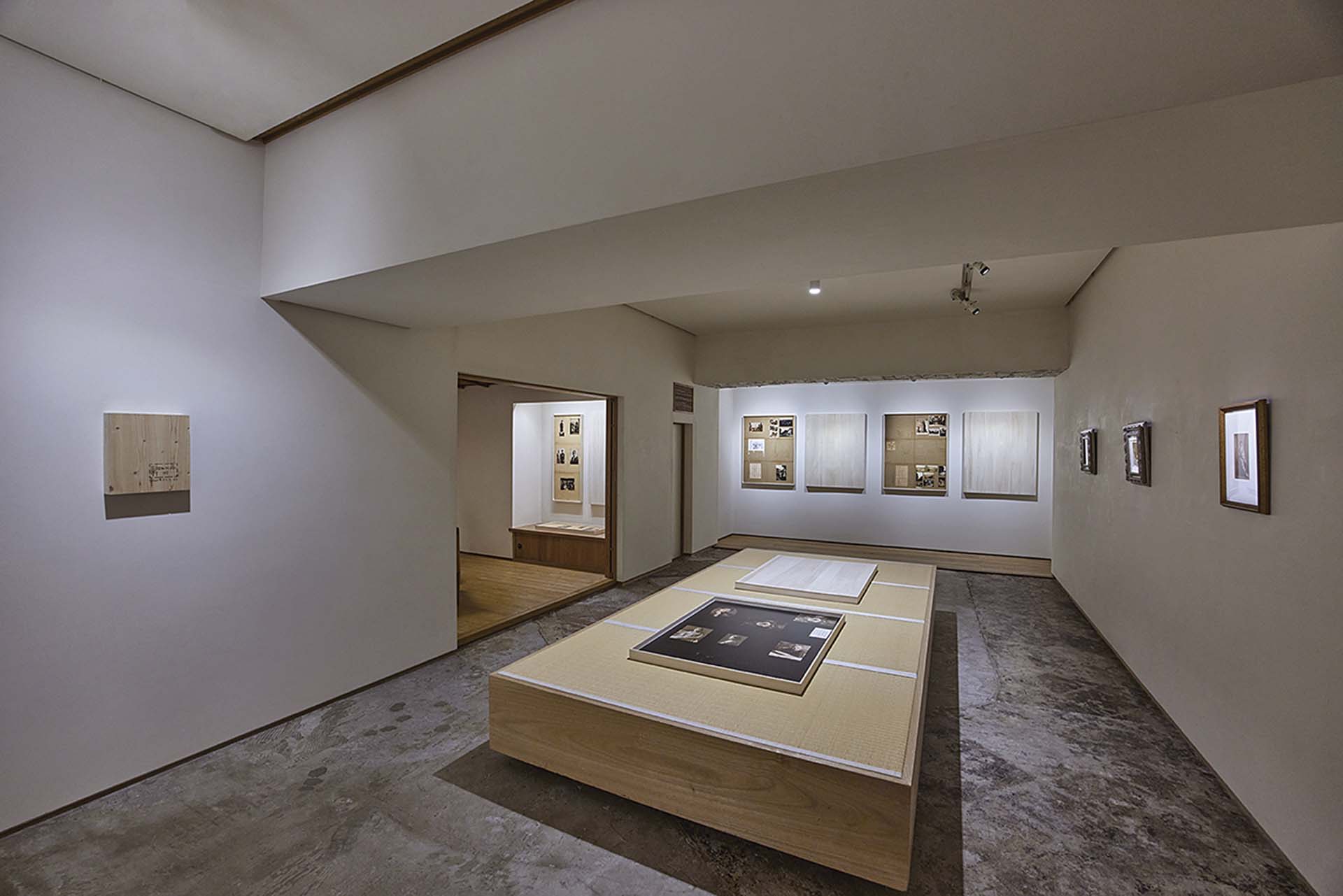 思文閣「多孔的檔案．探照」展場一隅。 （攝影／ Tadayuki Minamoto，思文閣提供）