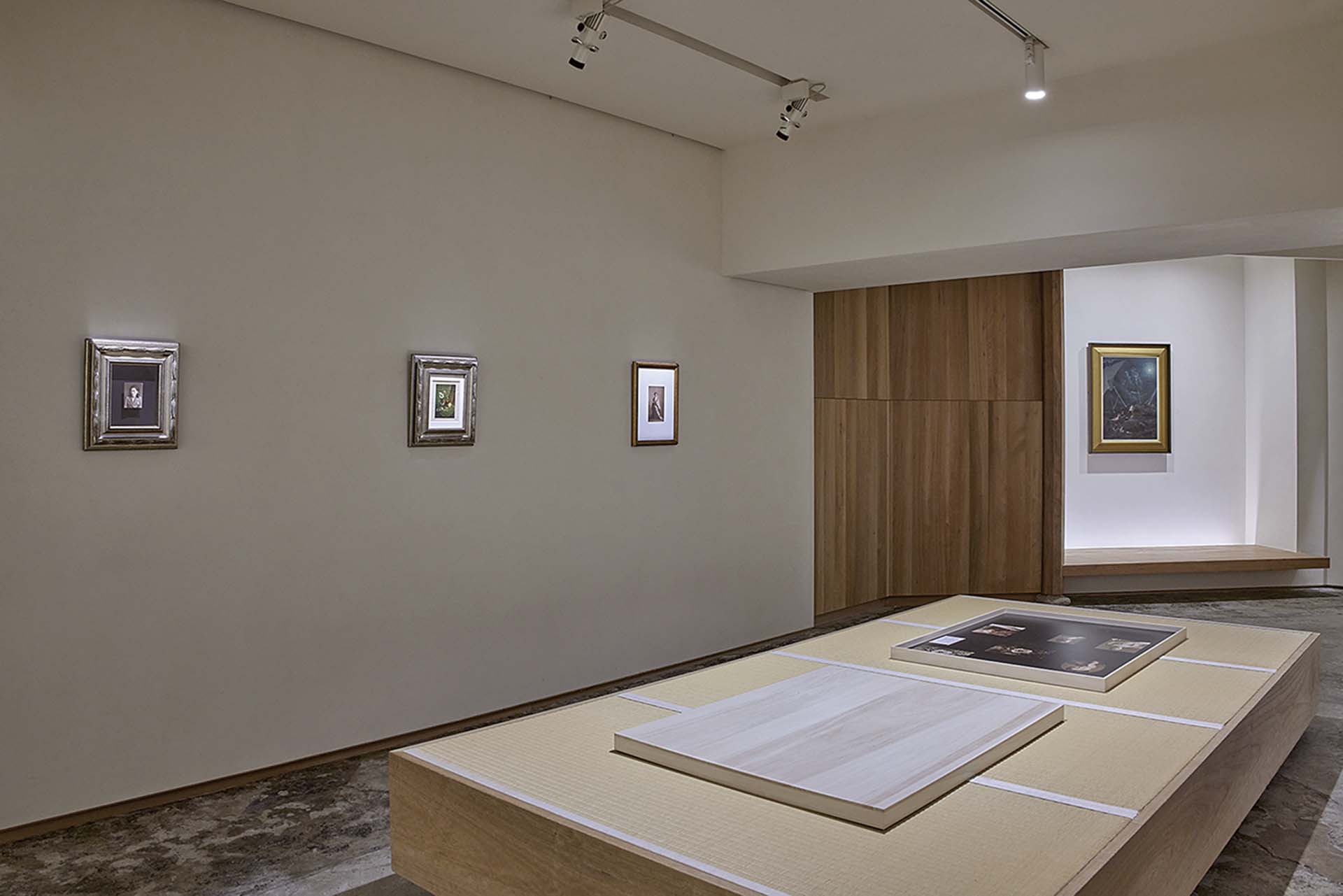 思文閣「多孔的檔案．探照」展場一隅。 （攝影／Tadayuki Minamoto，思文閣提供）
