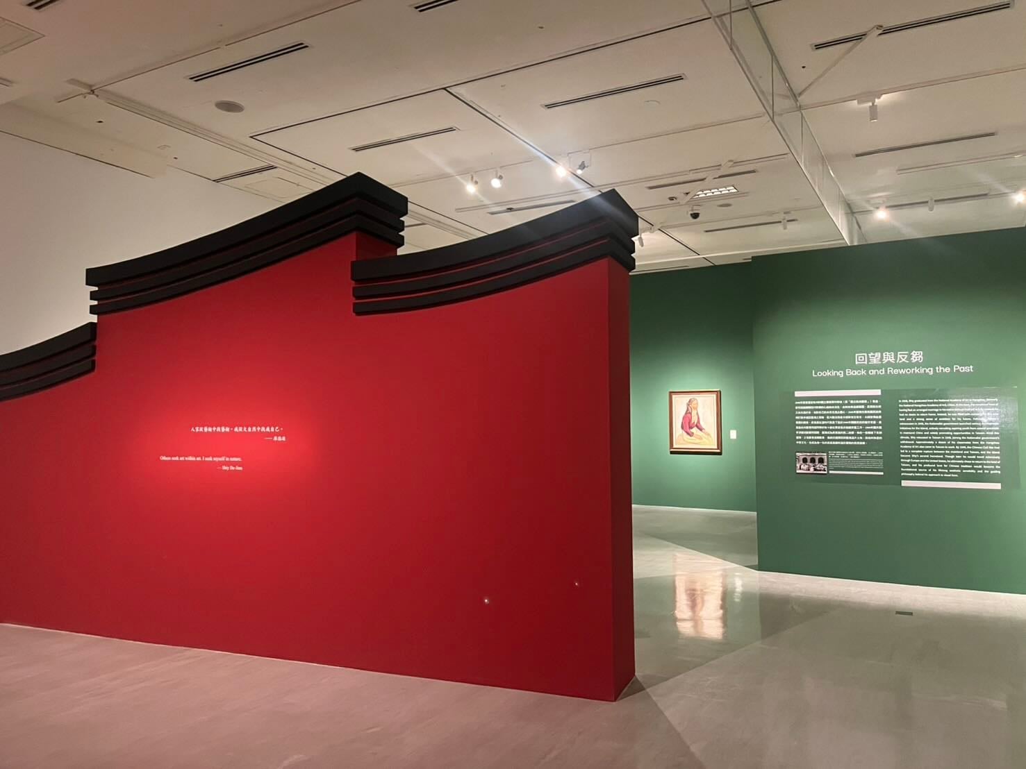 展覽在展牆設計上，特地以傳統建築的馬背、燕尾以及斜脊為靈感，回應席德進喜愛臺灣傳統建築。攝影／陳思宇