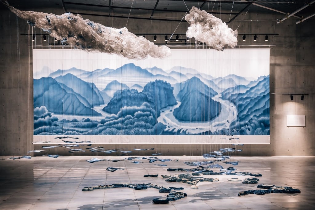 「臺灣光譜」展覽的「光織自然」展區呈現藝術家陳景林藝術生涯首件巨幅藍染山水創作《臺灣母親河》，以及國家工藝獎一等獎得主楊偉林的《洄遊》。（文化部提供）